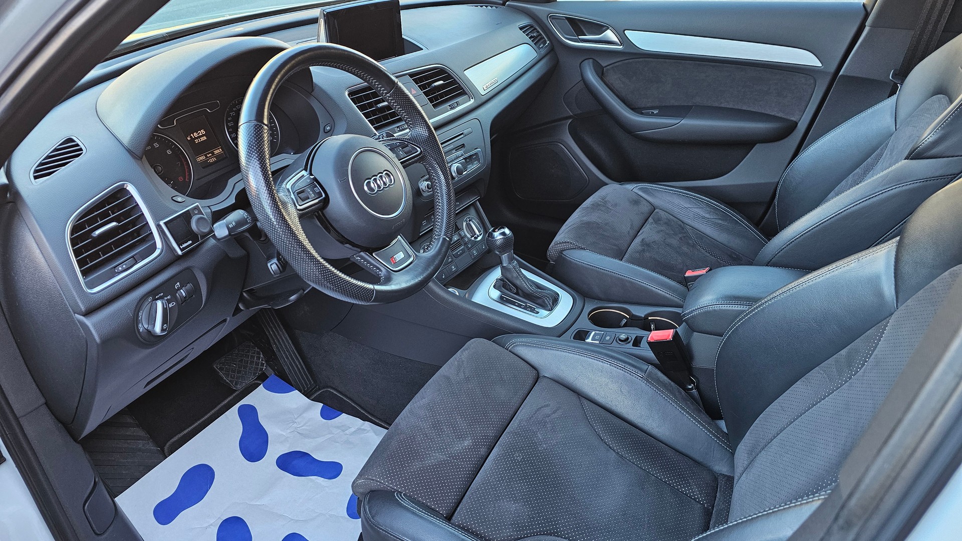 AUDI Q3 2.0 TFSI quattro S-tronic-image-9