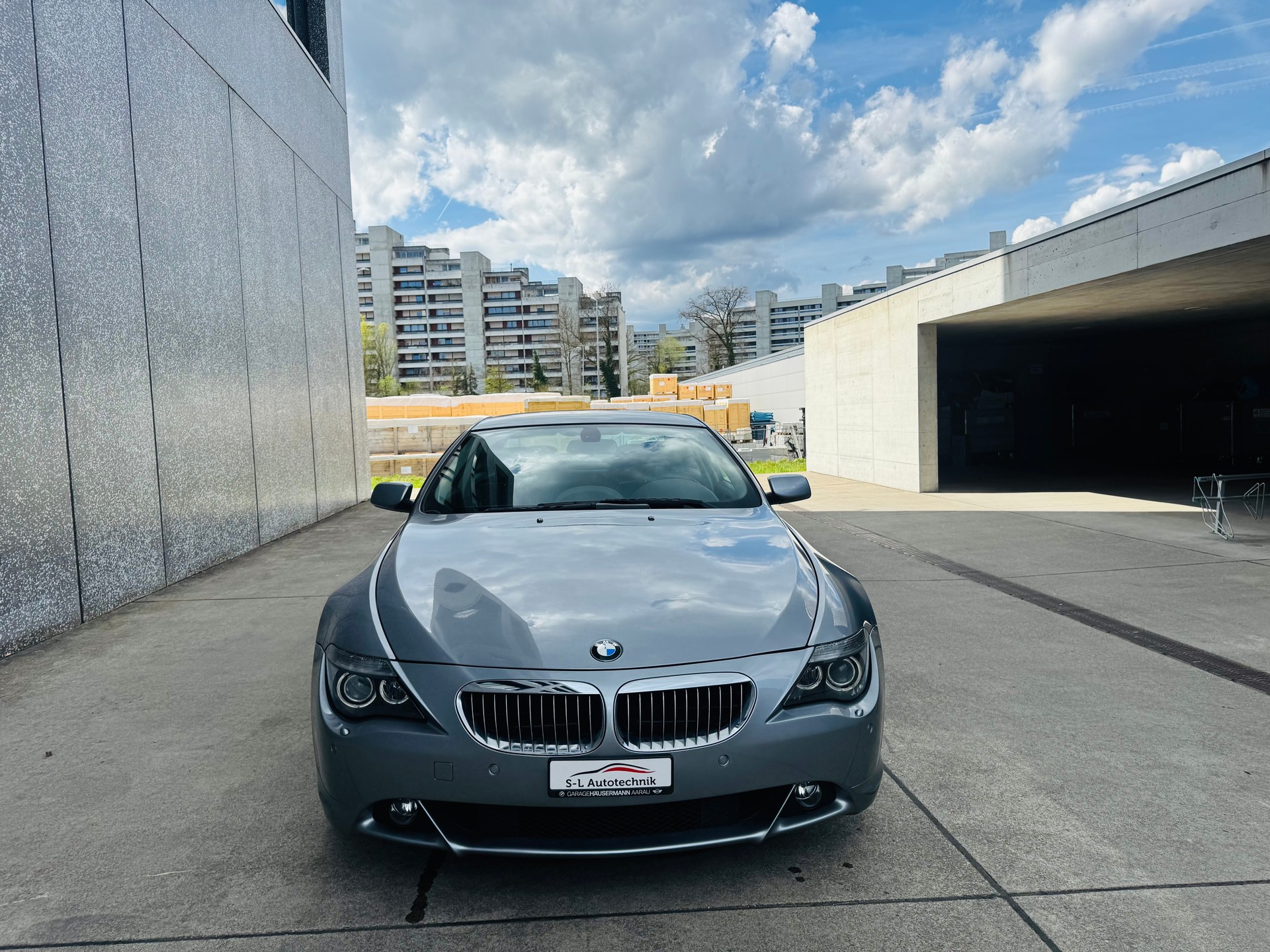 BMW 645i-showroom-element-1