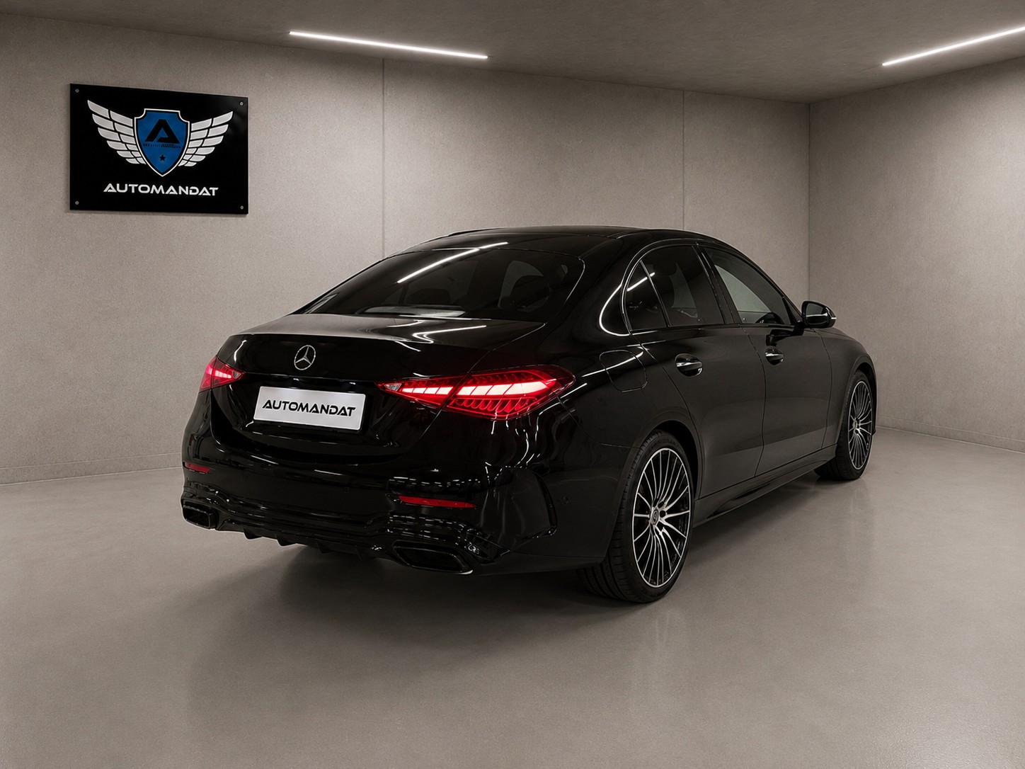 MERCEDES-BENZ C 300 4Matic AMG Line-image-4