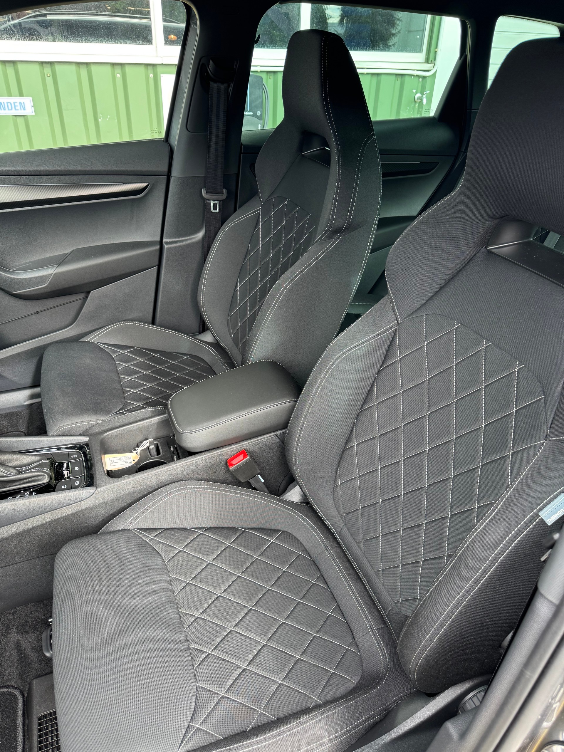 SKODA Karoq 1.5 TSI SportLine DSG mit Anhängerkupplung 5 Jahre Garantie und 37 % Rabatt !-image-15