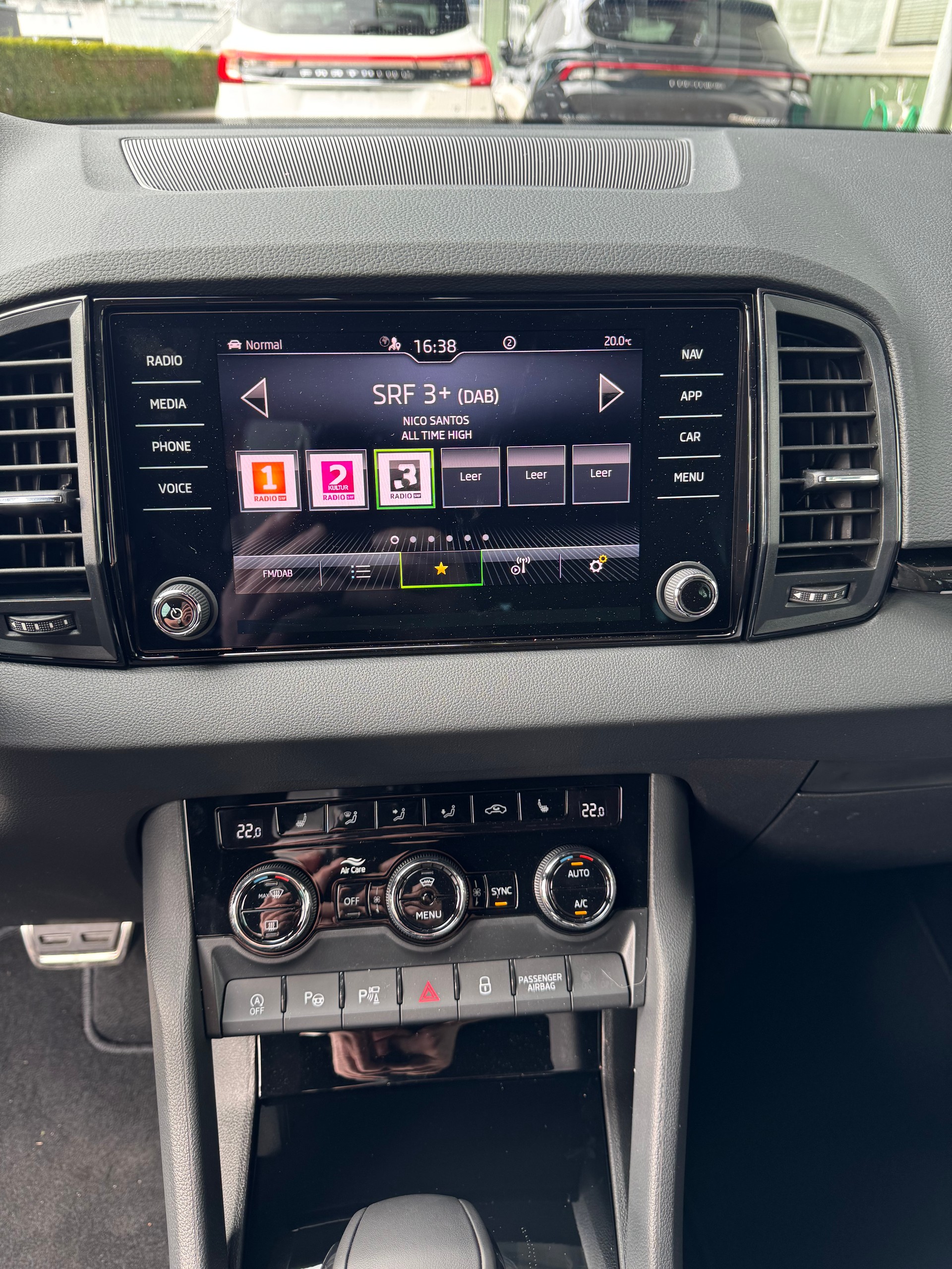SKODA Karoq 1.5 TSI SportLine DSG mit Anhängerkupplung 5 Jahre Garantie und 37 % Rabatt !-image-5