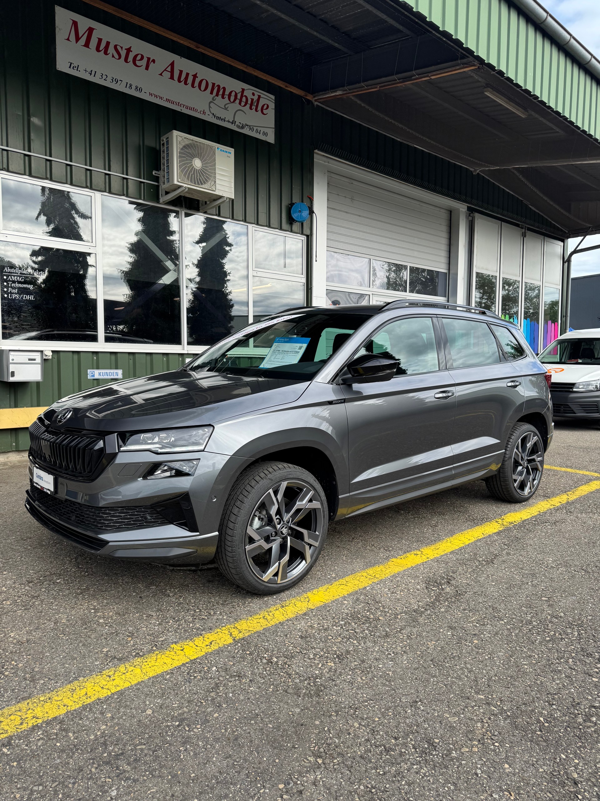 SKODA Karoq 1.5 TSI SportLine DSG mit Anhängerkupplung 5 Jahre Garantie und 37 % Rabatt !