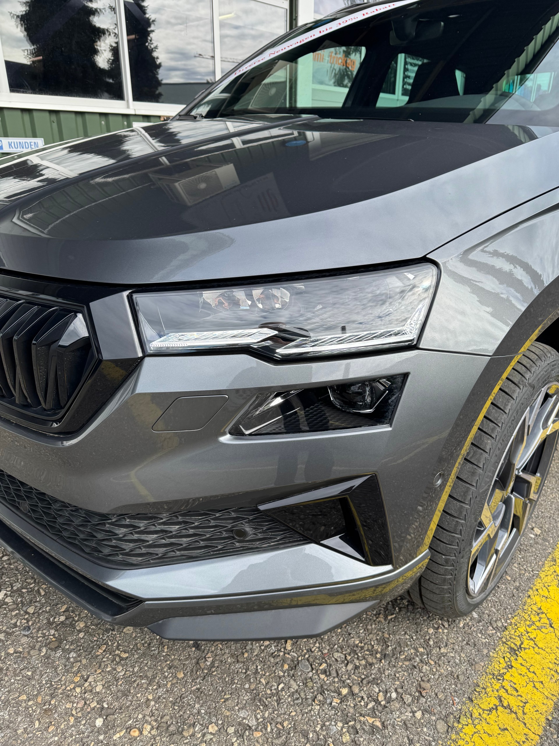 SKODA Karoq 1.5 TSI SportLine DSG mit Anhängerkupplung 5 Jahre Garantie und 37 % Rabatt !-image-26