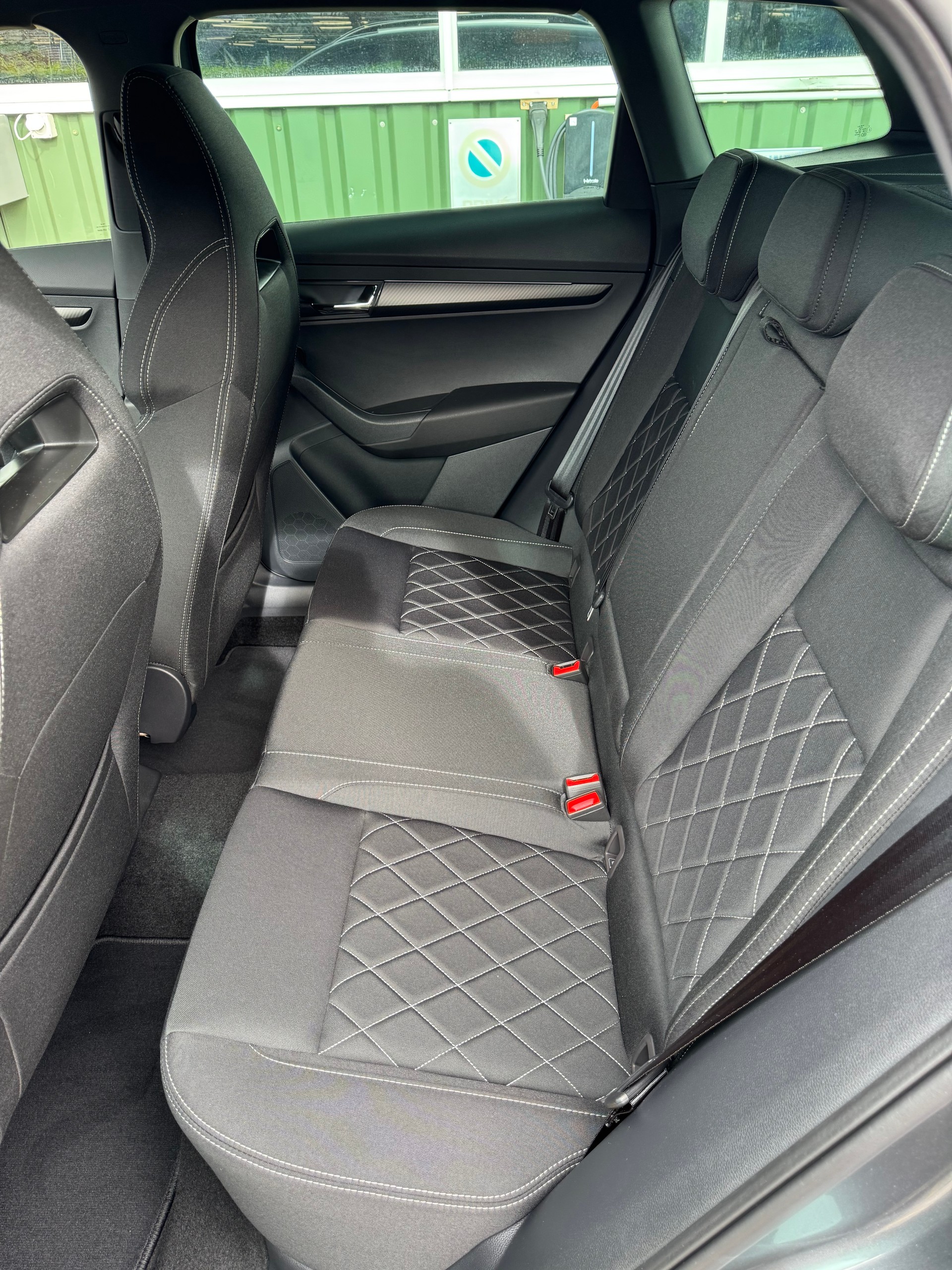 SKODA Karoq 1.5 TSI SportLine DSG mit Anhängerkupplung 5 Jahre Garantie und 37 % Rabatt !-image-16