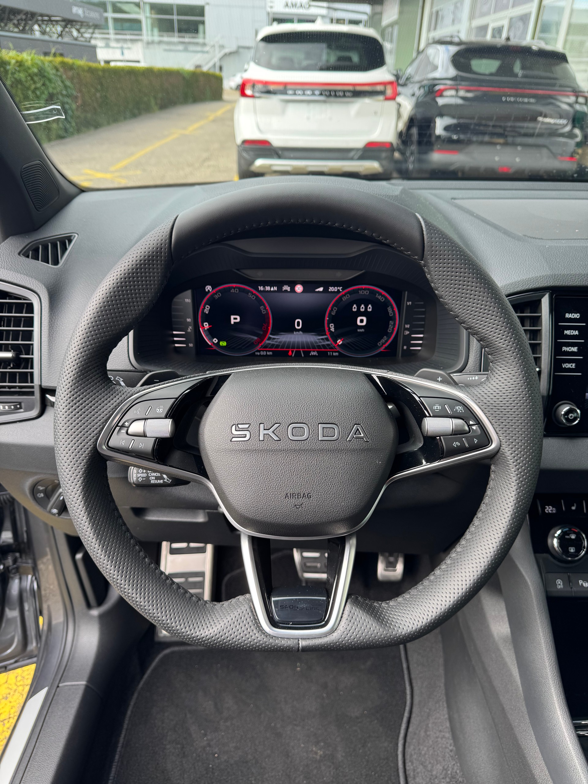 SKODA Karoq 1.5 TSI SportLine DSG mit Anhängerkupplung 5 Jahre Garantie und 37 % Rabatt !-showroom-element-2