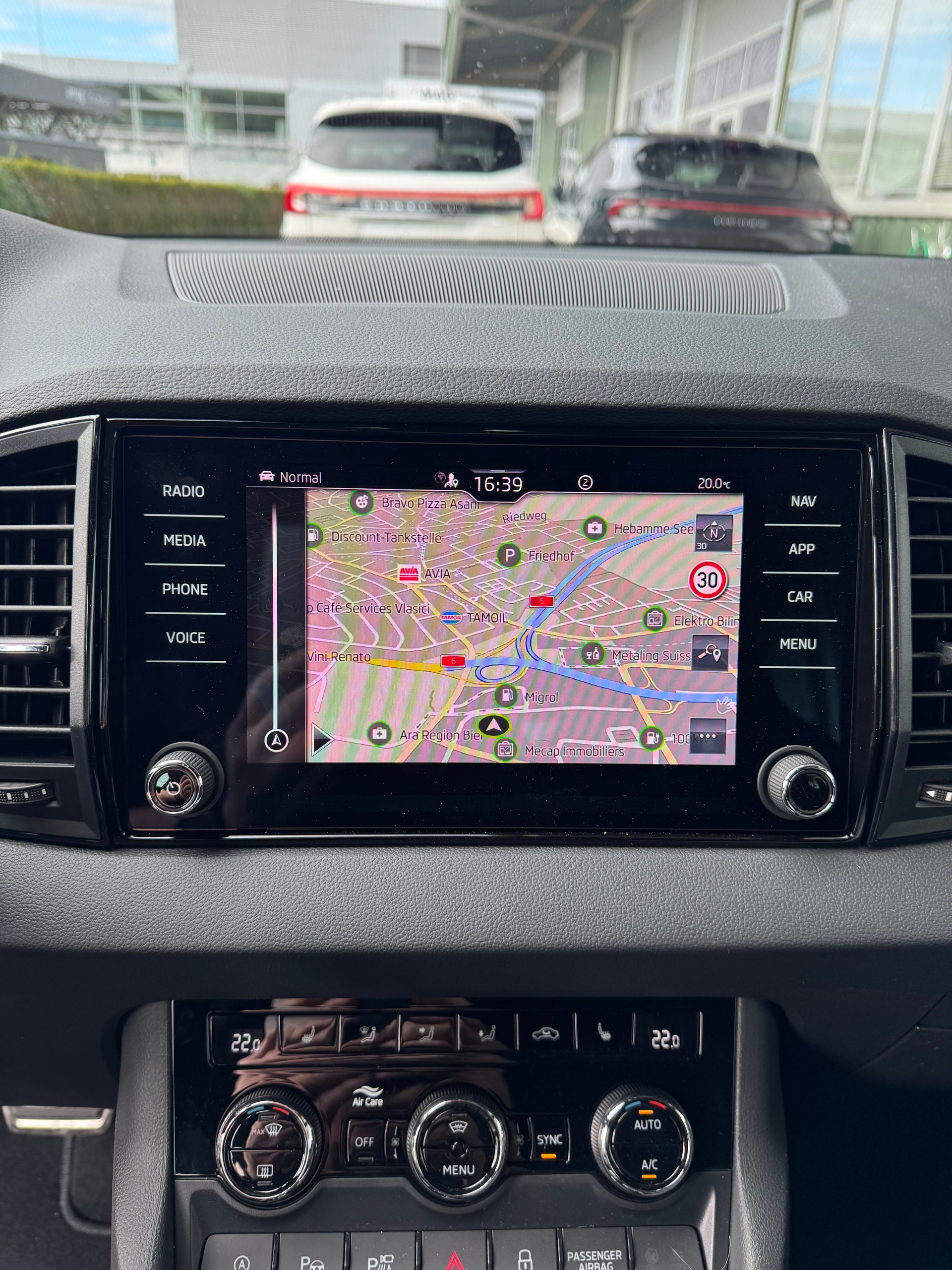 SKODA Karoq 1.5 TSI SportLine DSG mit Anhängerkupplung 5 Jahre Garantie und 37 % Rabatt !-image-7