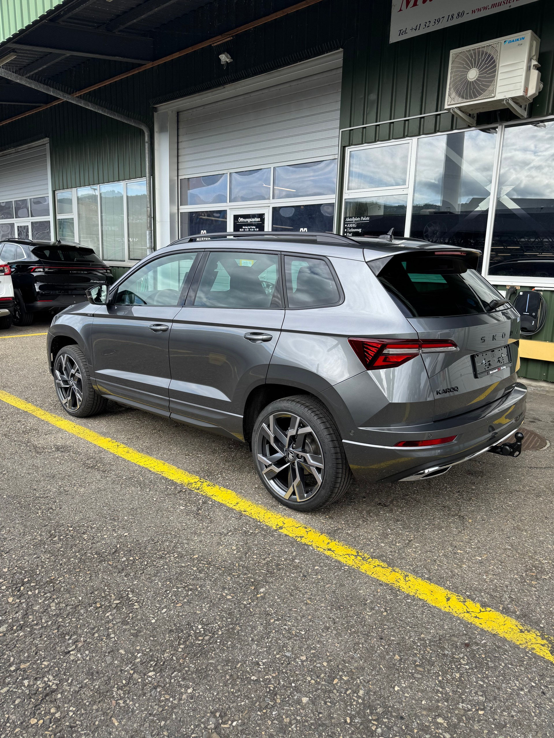 SKODA Karoq 1.5 TSI SportLine DSG mit Anhängerkupplung 5 Jahre Garantie und 37 % Rabatt !-showroom-element-1