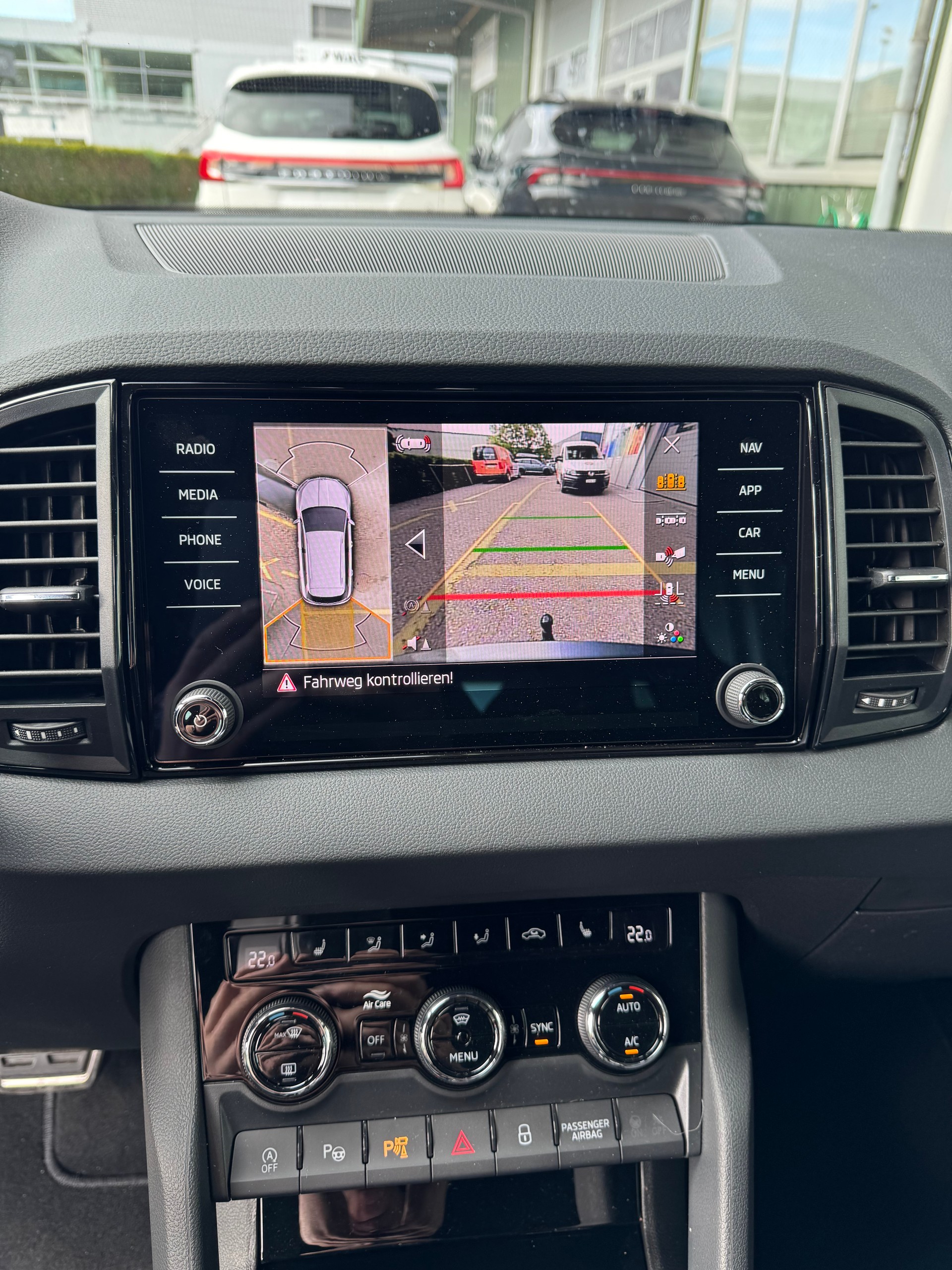 SKODA Karoq 1.5 TSI SportLine DSG mit Anhängerkupplung 5 Jahre Garantie und 37 % Rabatt !-image-6
