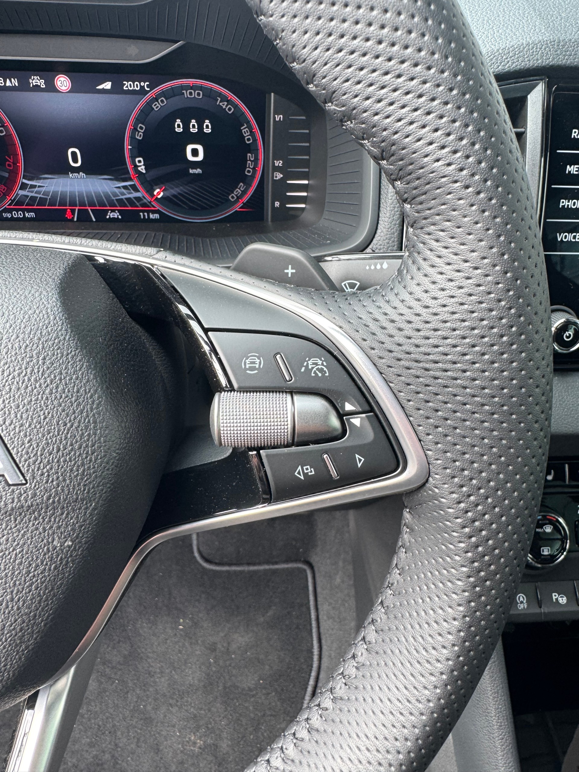 SKODA Karoq 1.5 TSI SportLine DSG mit Anhängerkupplung 5 Jahre Garantie und 37 % Rabatt !-image-4