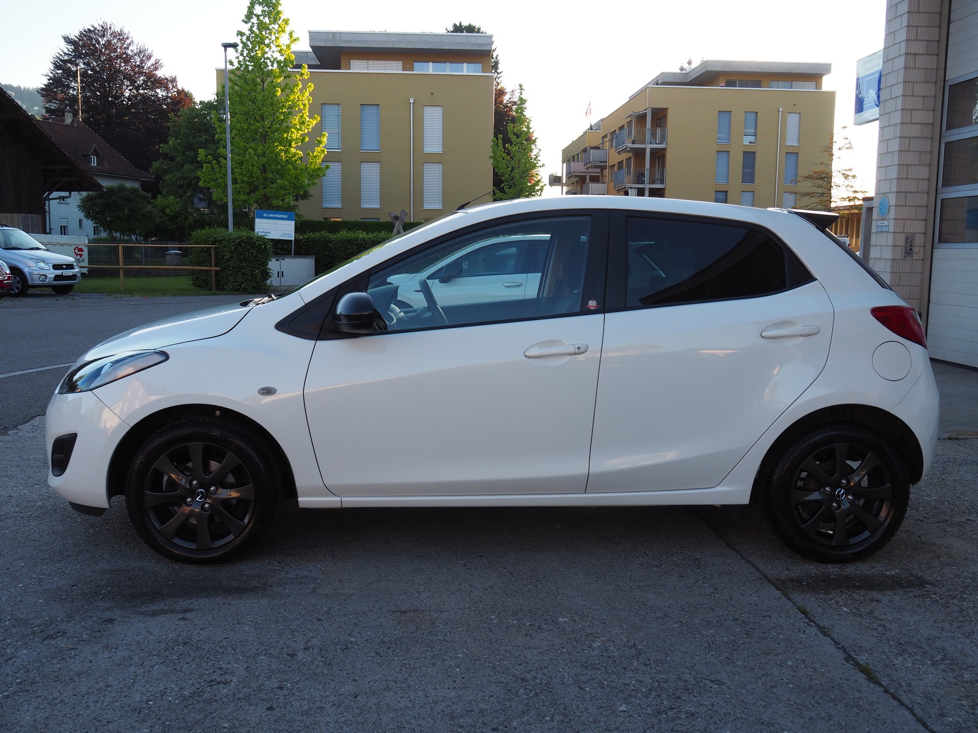 MAZDA 2 1.3i 16V Voila ma Suisse Edition-image-1