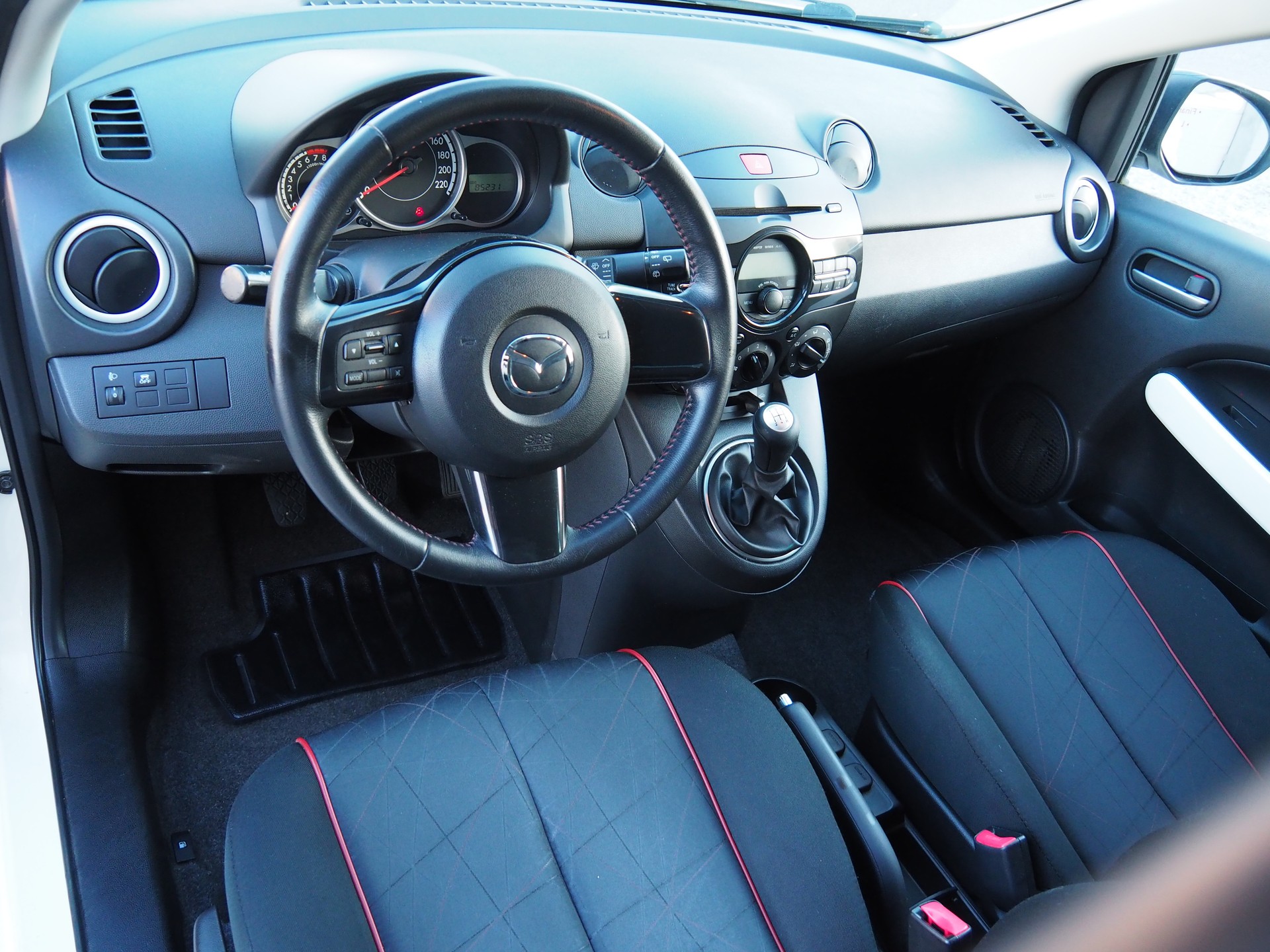 MAZDA 2 1.3i 16V Voila ma Suisse Edition-image-10