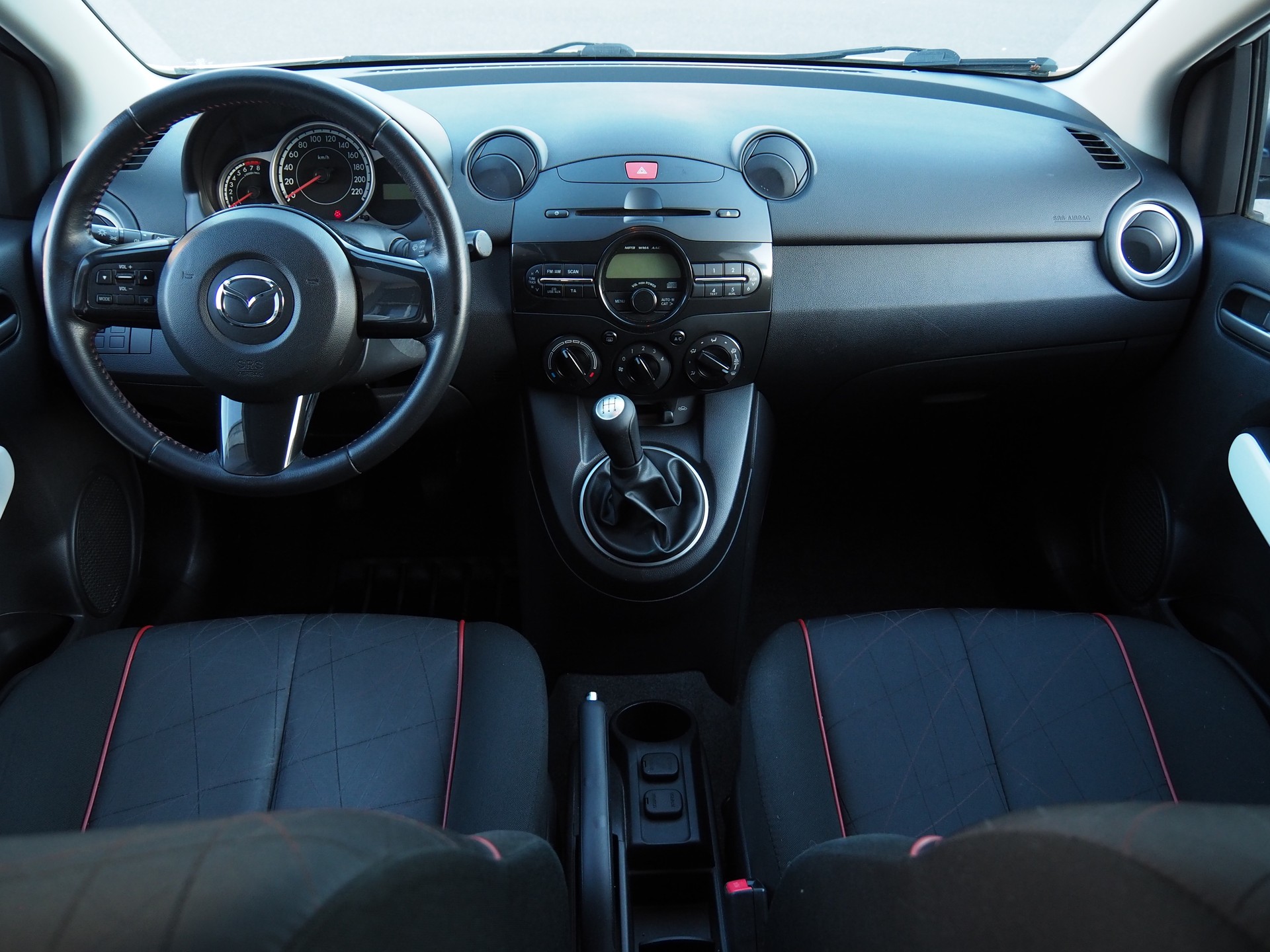 MAZDA 2 1.3i 16V Voila ma Suisse Edition-image-9