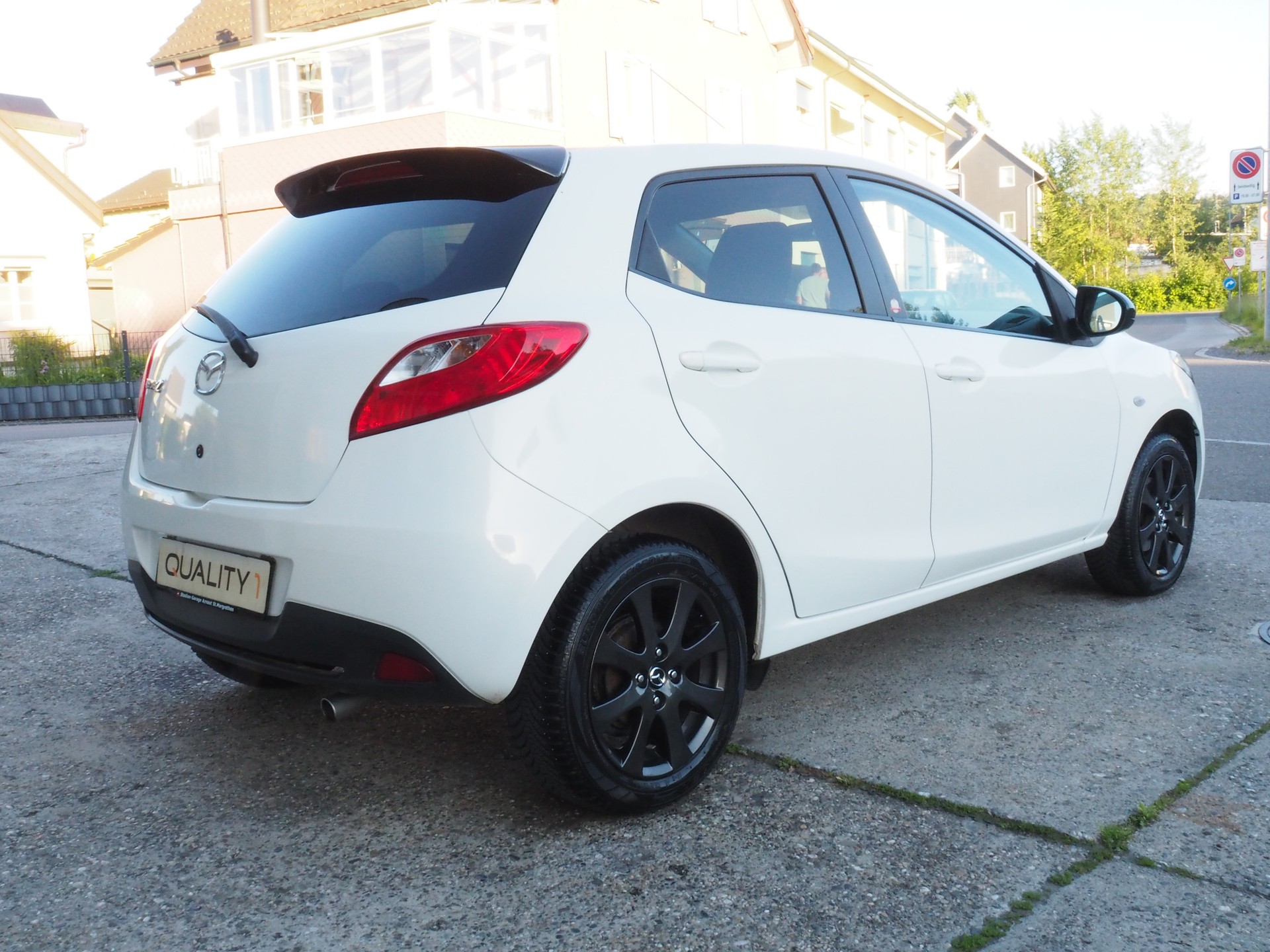 MAZDA 2 1.3i 16V Voila ma Suisse Edition-image-6