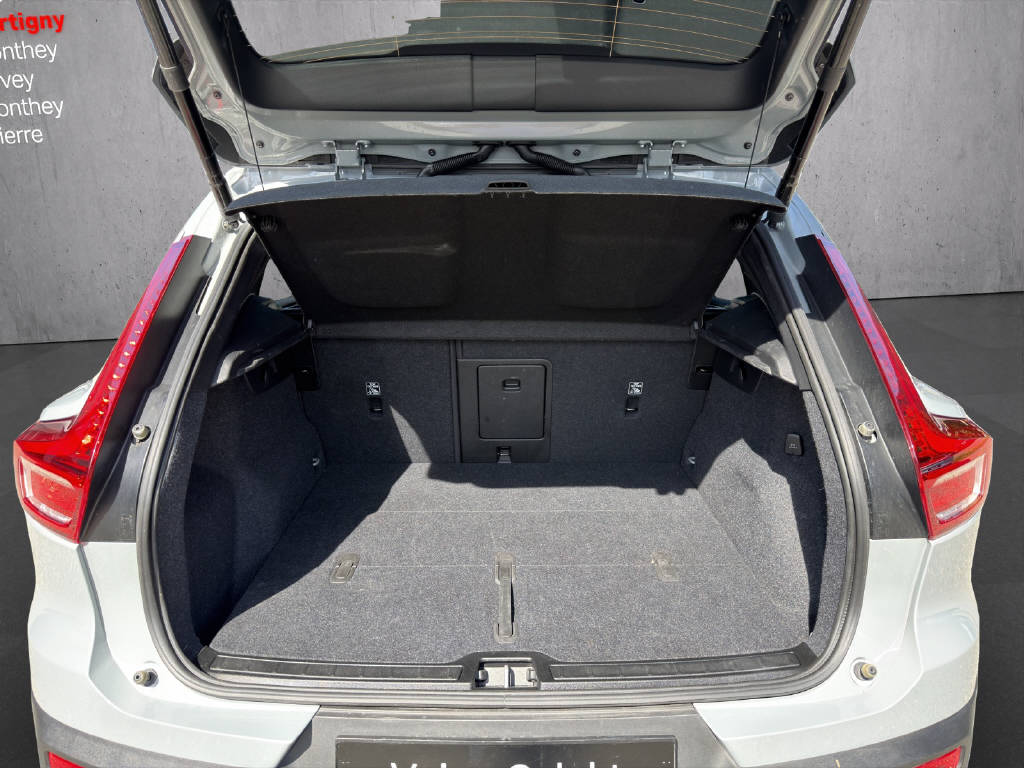 VOLVO XC40 2.0 B4 MH Plus Dark-image-15