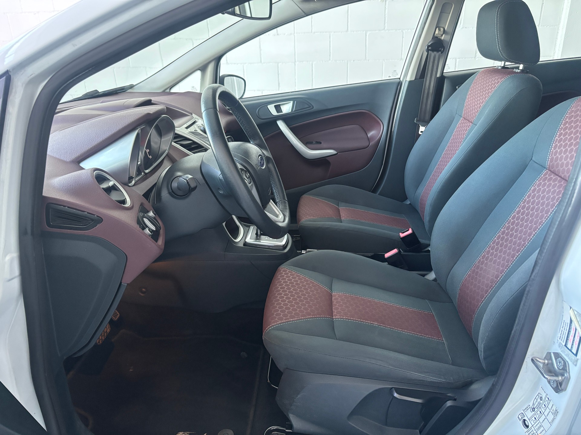 FORD Fiesta 1.4 16V Trend Automatic-image-6