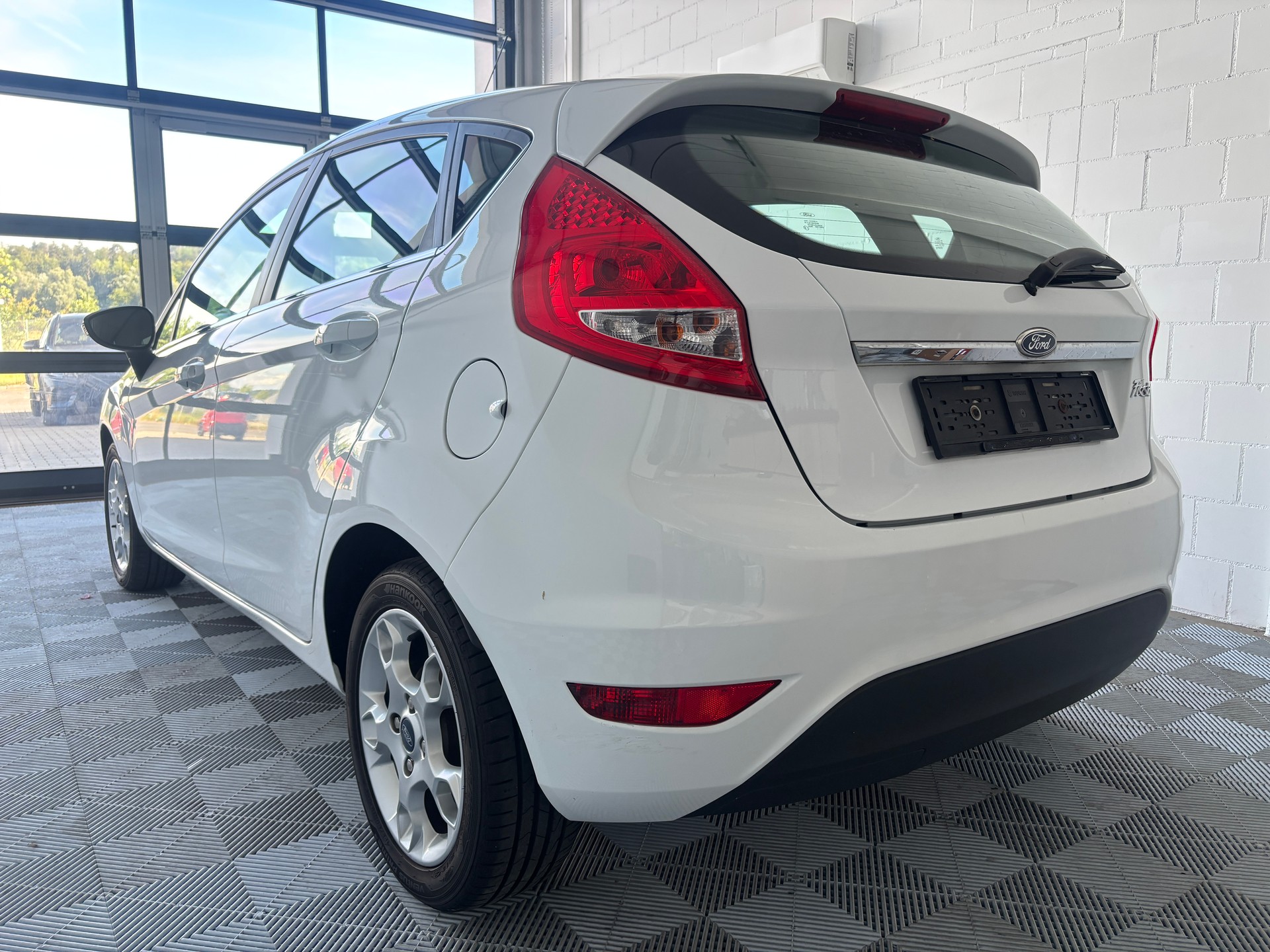 FORD Fiesta 1.4 16V Trend Automatic-image-3