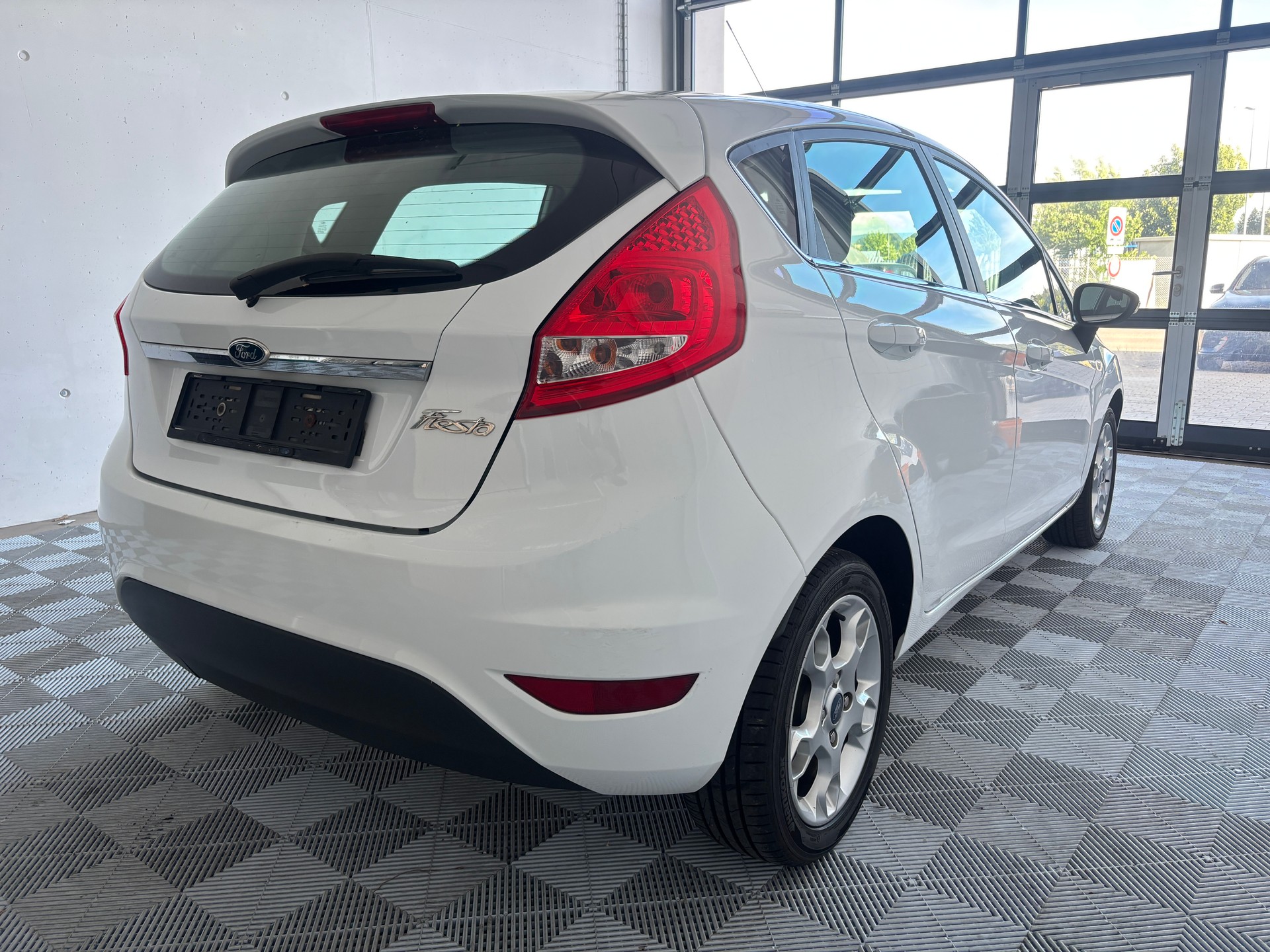 FORD Fiesta 1.4 16V Trend Automatic-image-5