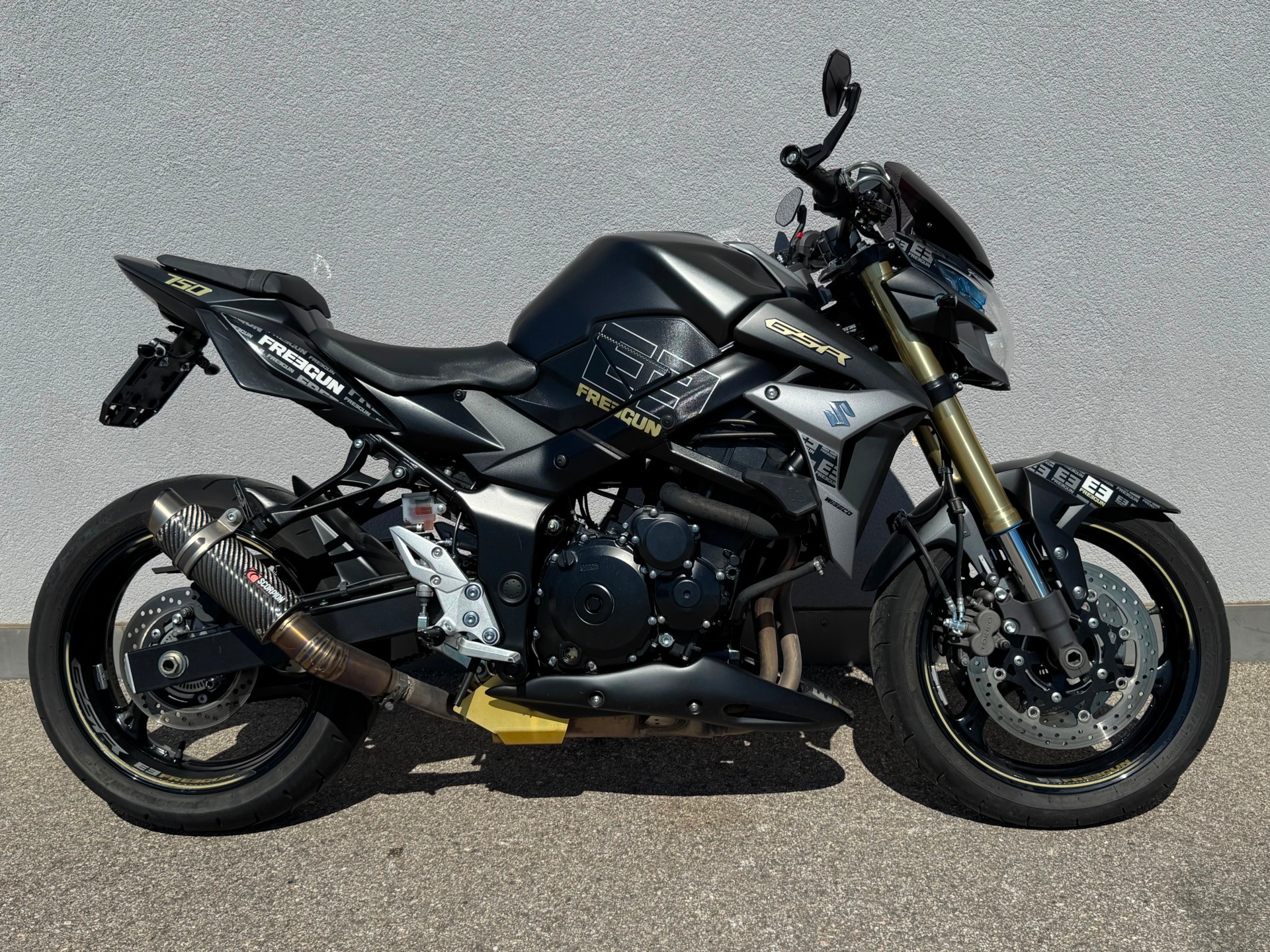 SUZUKI GSR 750 ABS Freegun-showroom-element-1