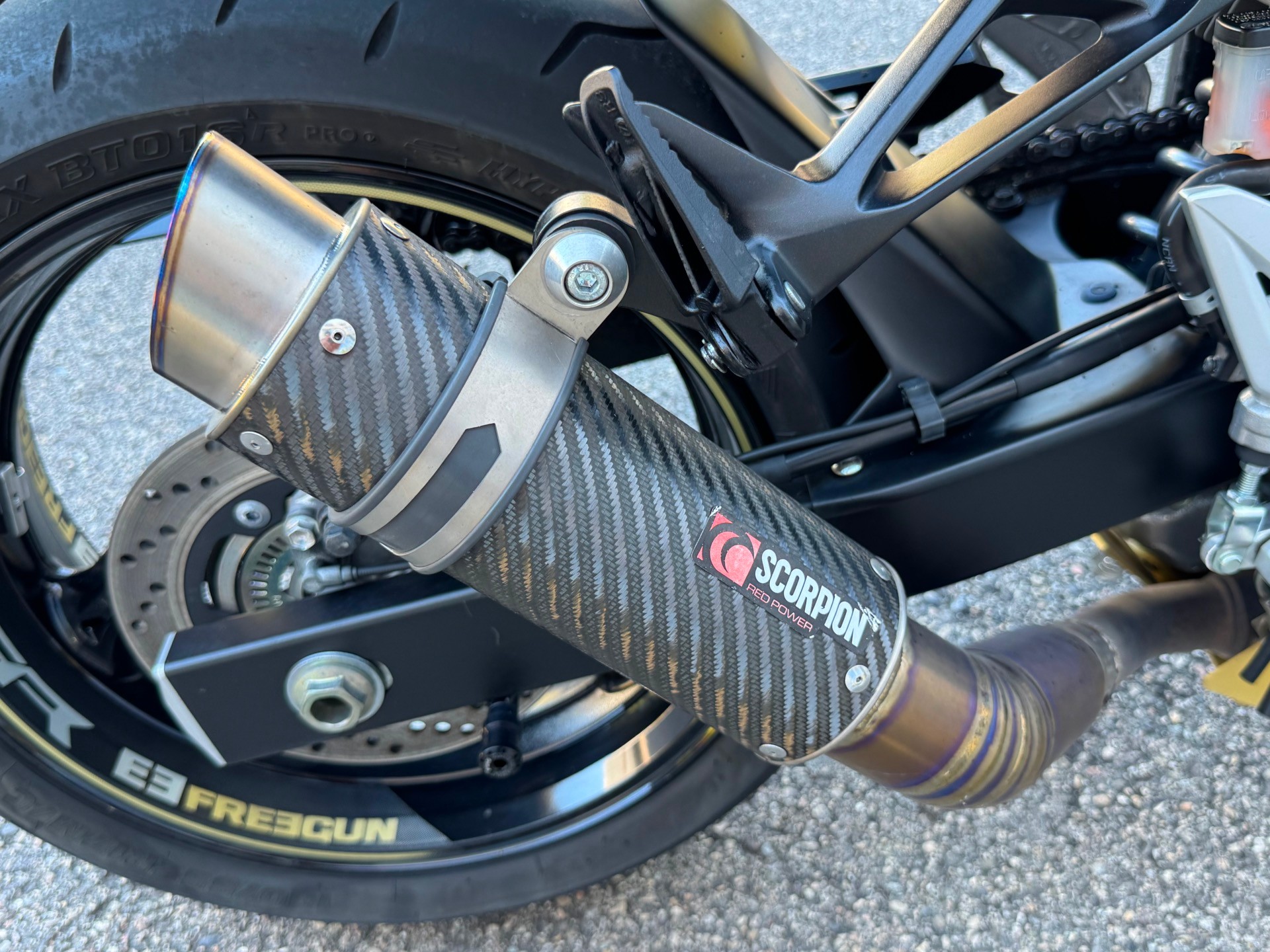 SUZUKI GSR 750 ABS Freegun-image-8