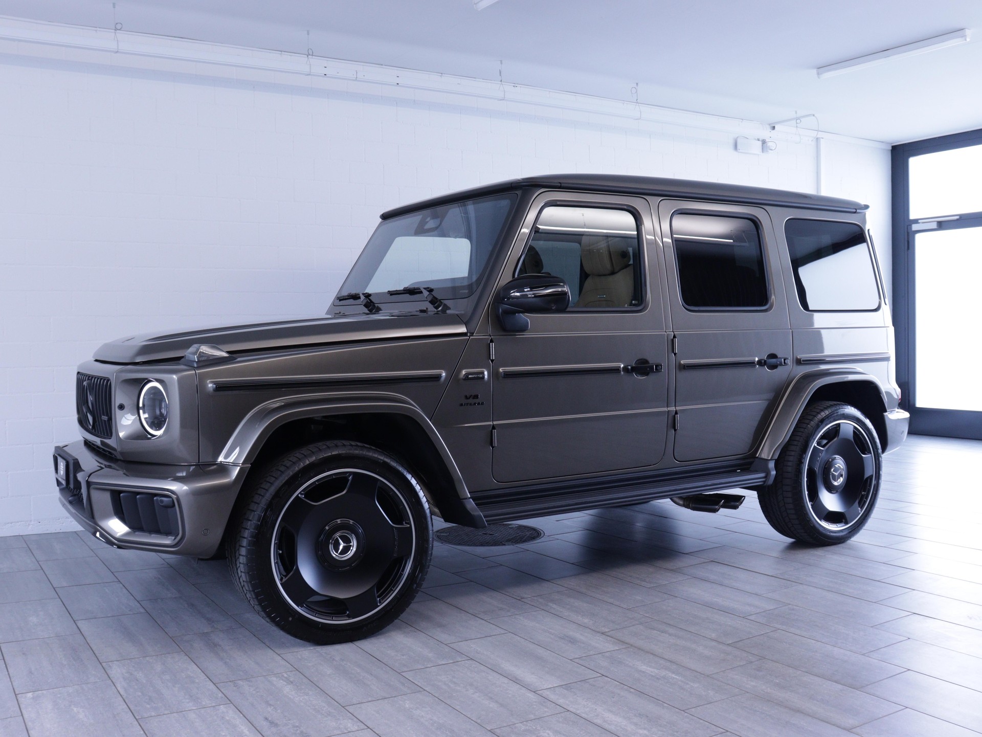 MERCEDES-BENZ G 63 AMG-showroom-element-1