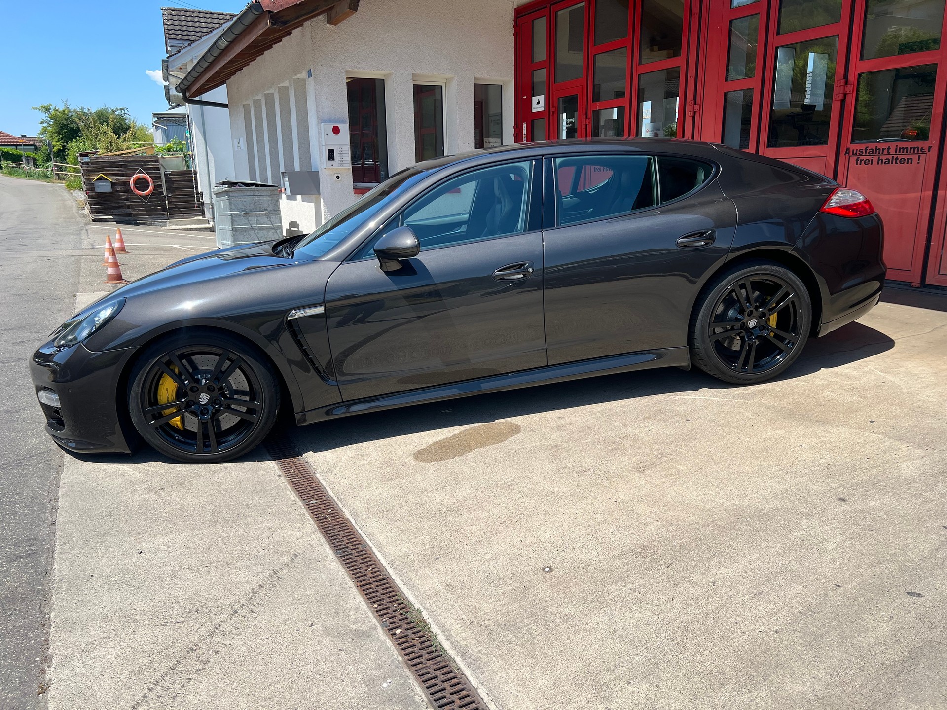 PORSCHE Panamera GTS 4.8 PDK-showroom-element-2