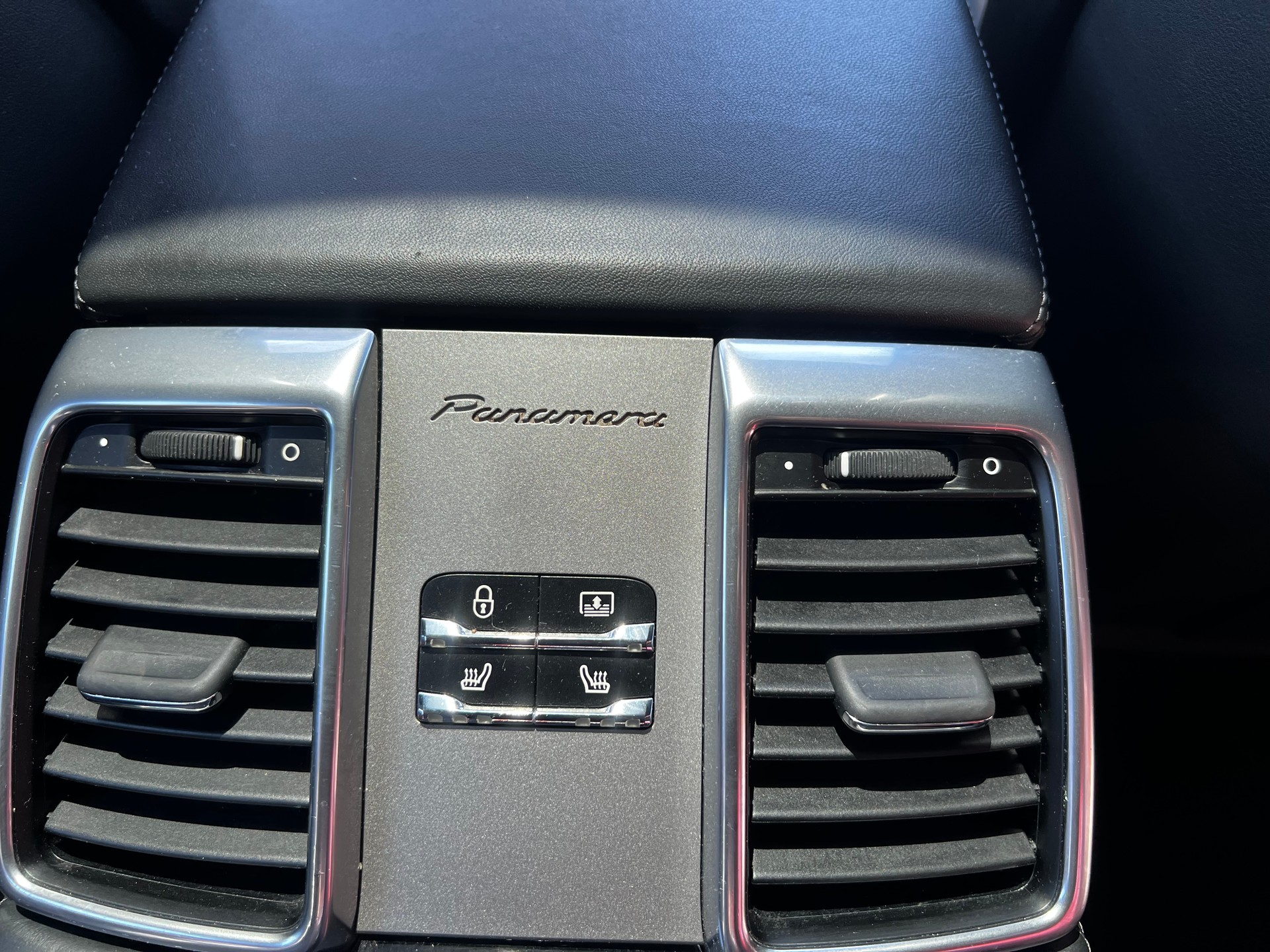 PORSCHE Panamera GTS 4.8 PDK-image-10