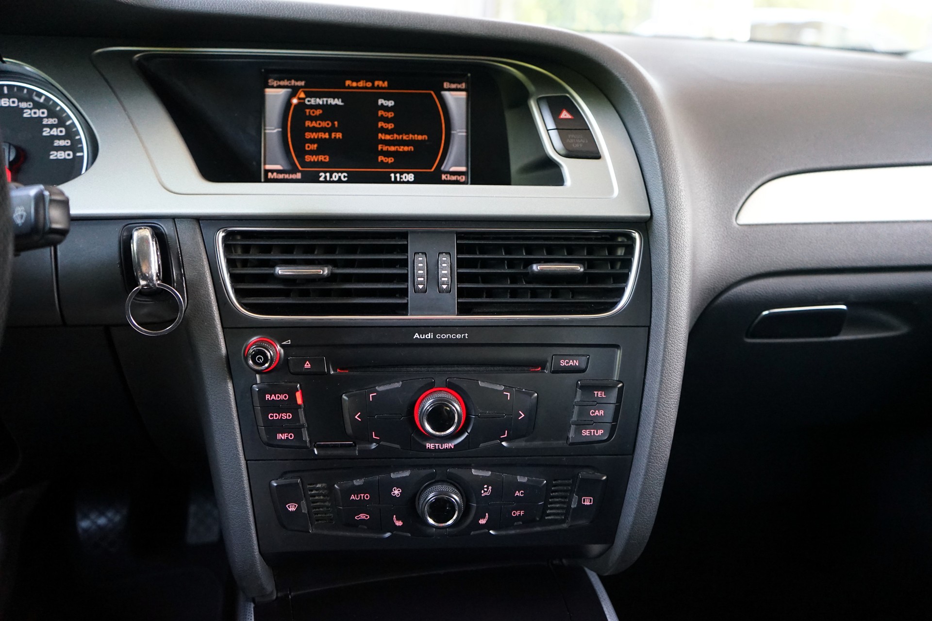 AUDI A4 Limousine 2.0 TDI-image-8