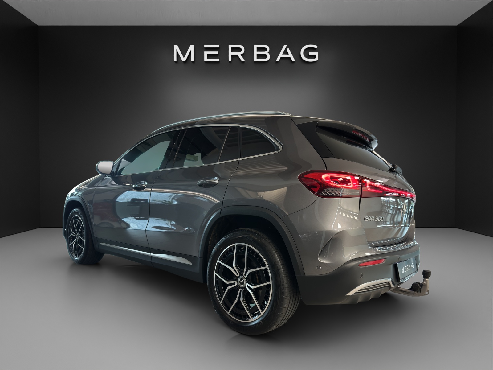 MERCEDES-BENZ EQA 300 AMG Line 4Matic-image-3