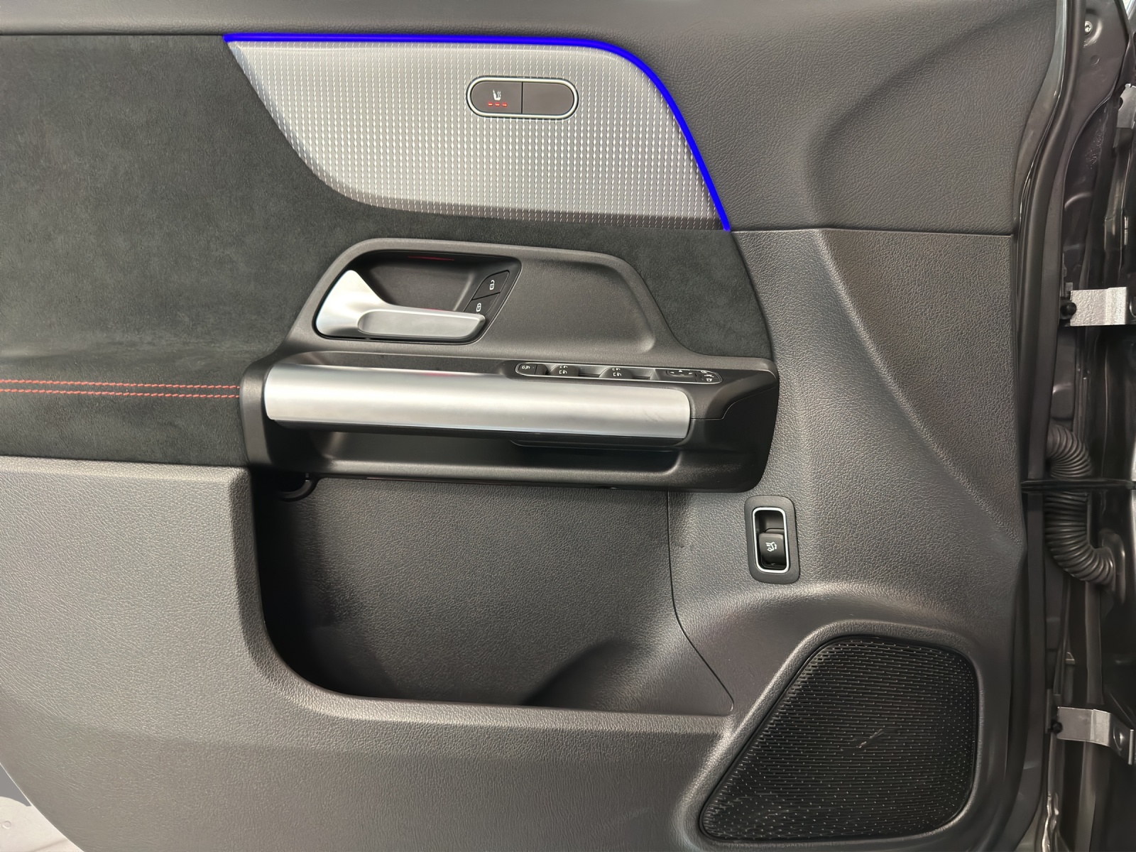 MERCEDES-BENZ EQA 300 AMG Line 4Matic-image-12