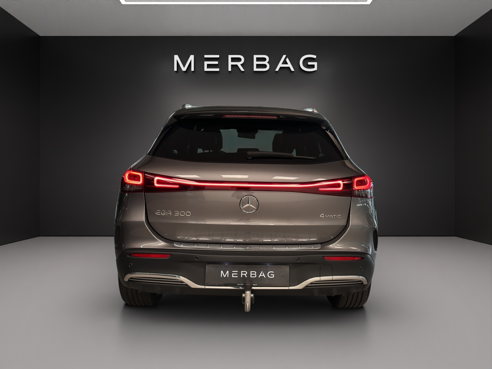 MERCEDES-BENZ EQA 300 AMG Line 4Matic-image-4