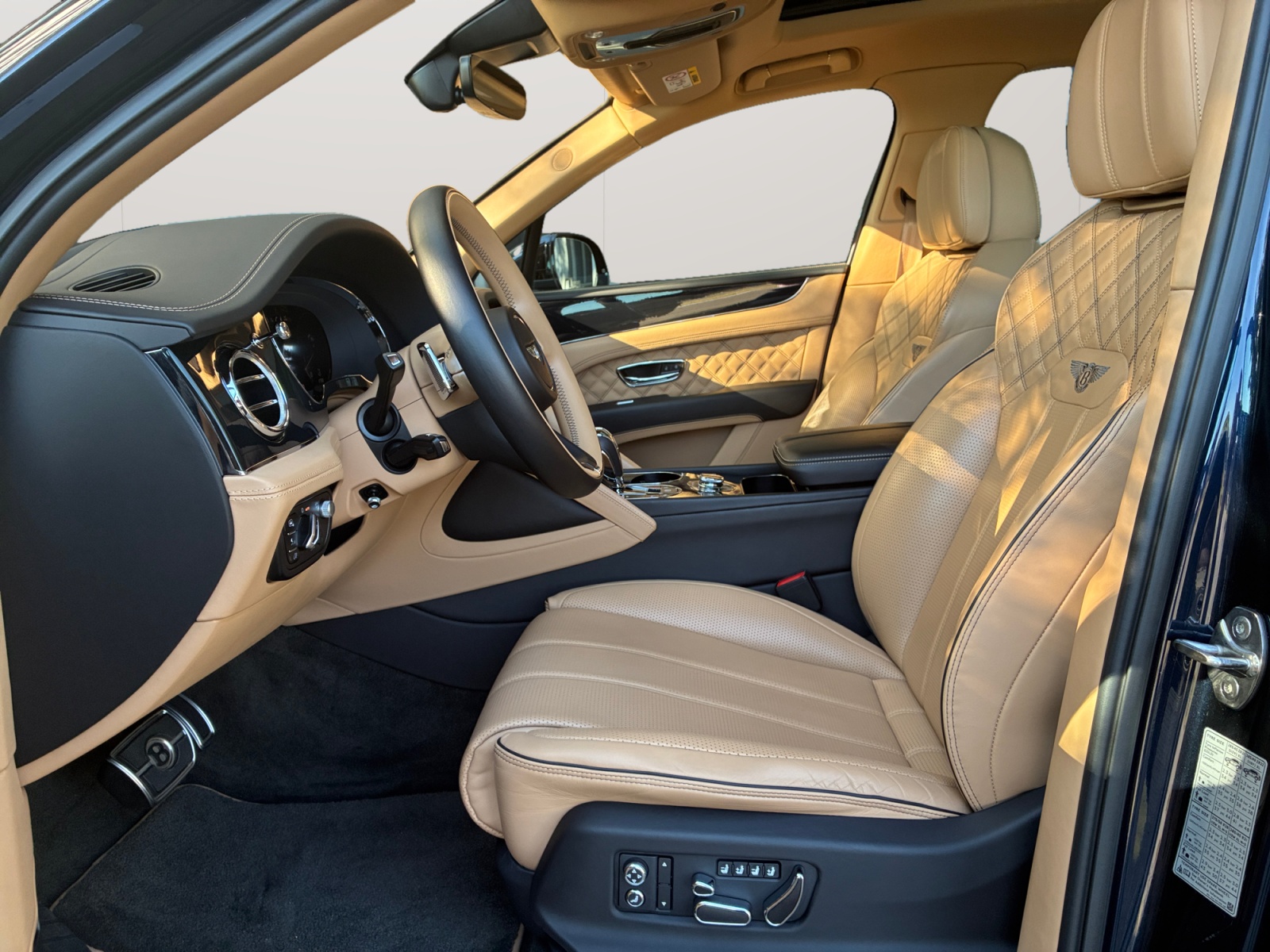 BENTLEY Bentayga V8 First Edition aus 1. Hand mit Top- Ausstattung!-image-8