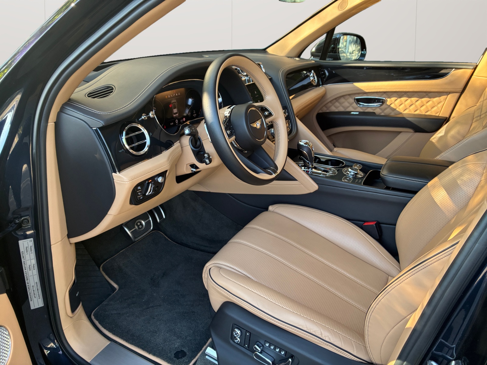 BENTLEY Bentayga V8 First Edition aus 1. Hand mit Top- Ausstattung!-showroom-element-3