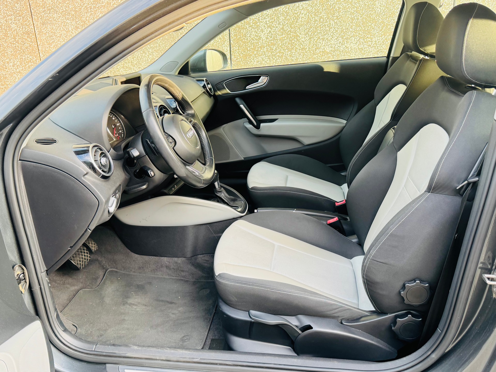 AUDI A1 1.4 TFSI Ambition S-tronic-image-9