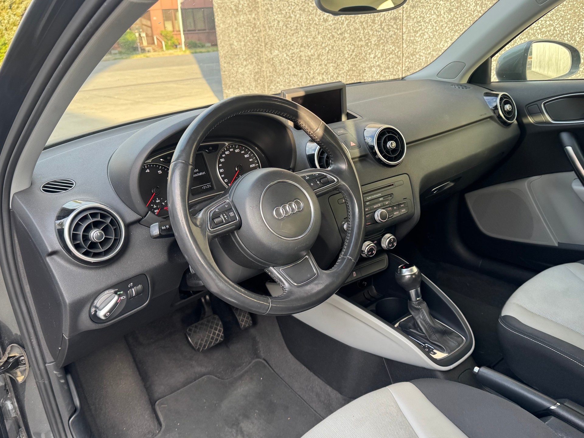 AUDI A1 1.4 TFSI Ambition S-tronic-image-8
