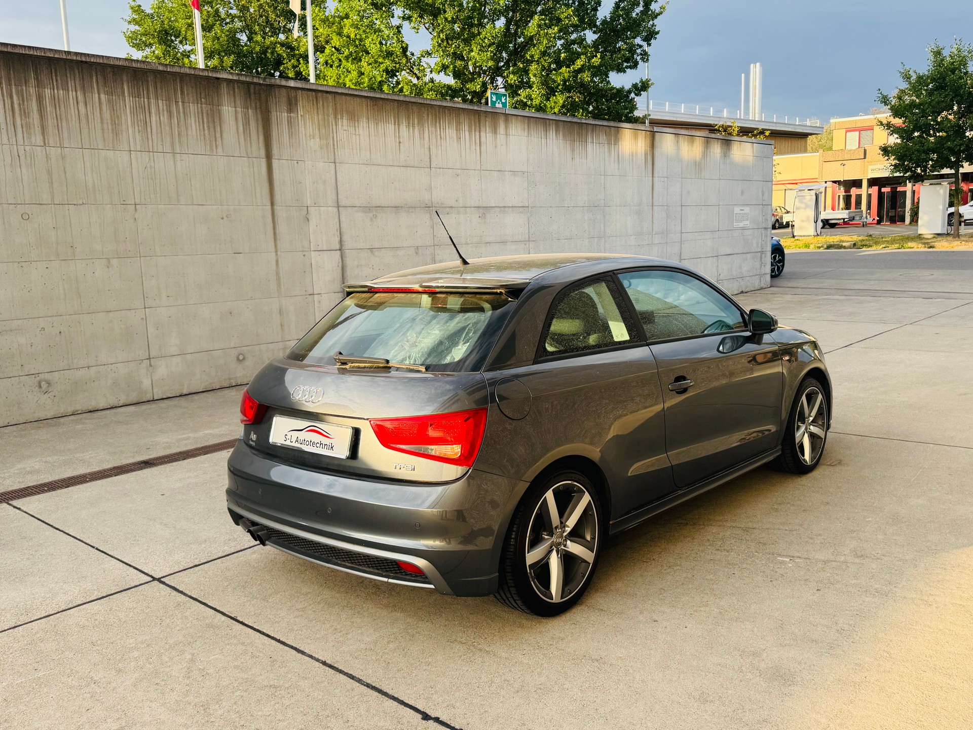 AUDI A1 1.4 TFSI Ambition S-tronic-image-6
