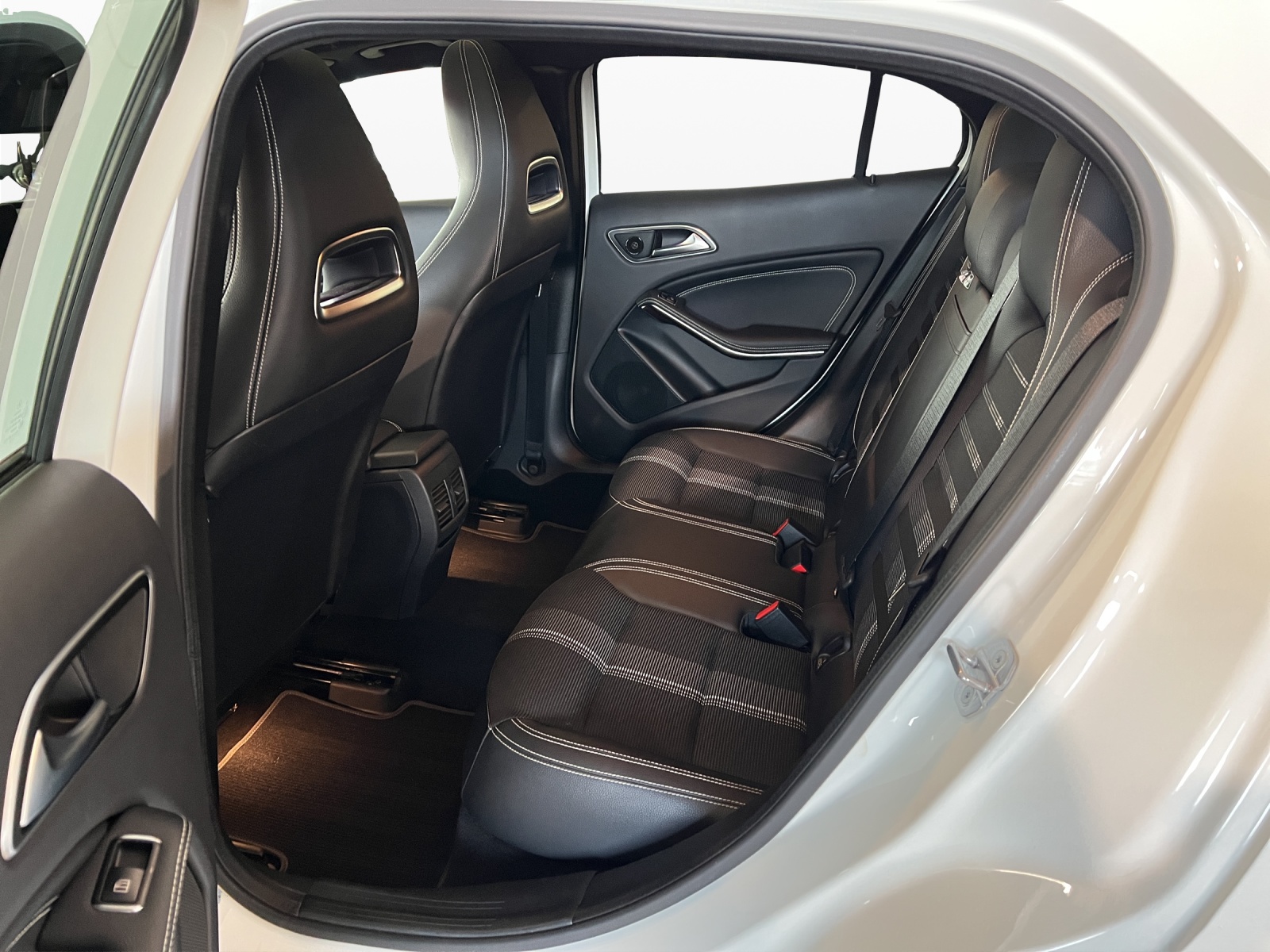 MERCEDES-BENZ GLA 200 Night Star 7G-DCT-image-15