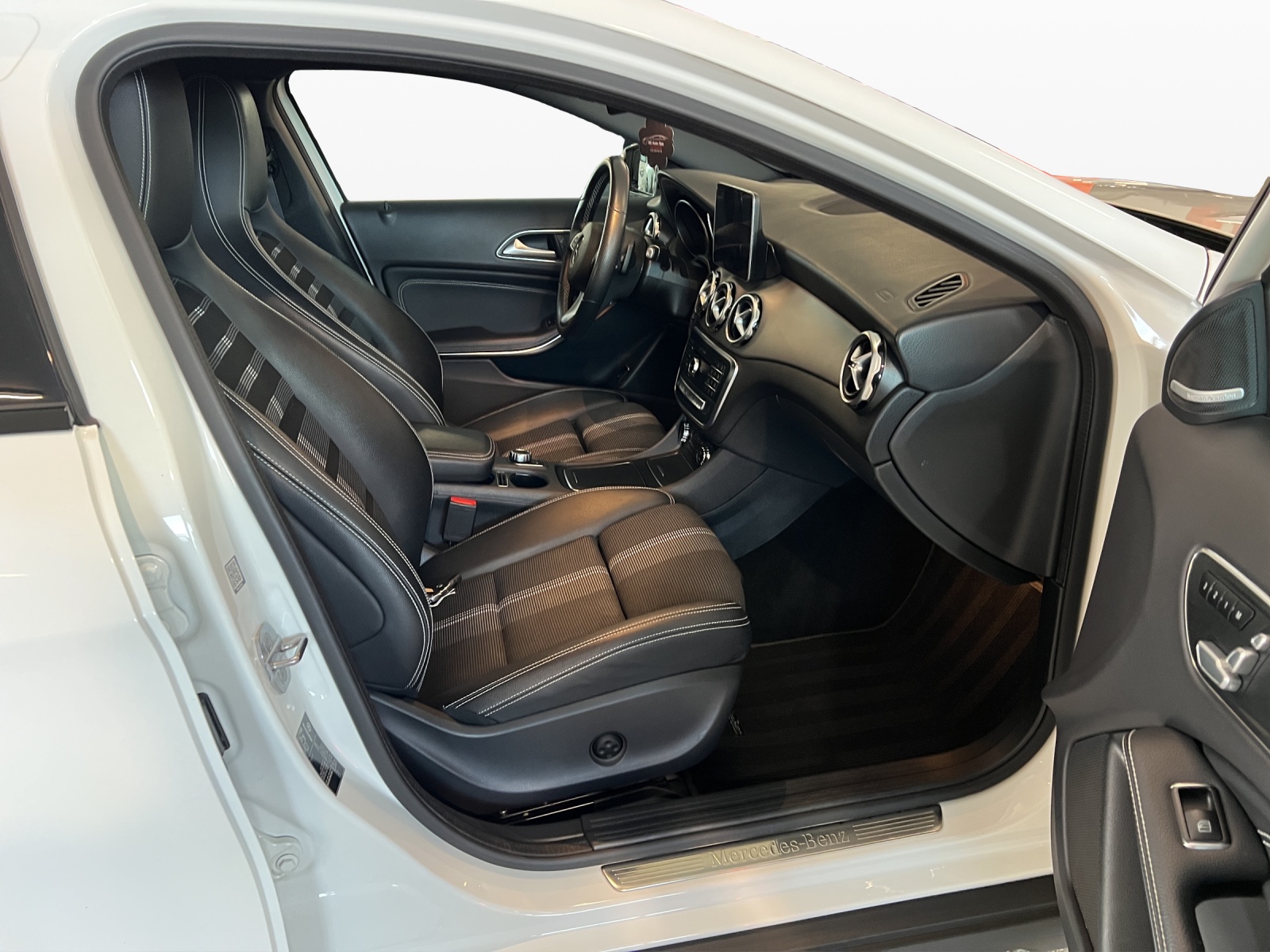 MERCEDES-BENZ GLA 200 Night Star 7G-DCT-image-8
