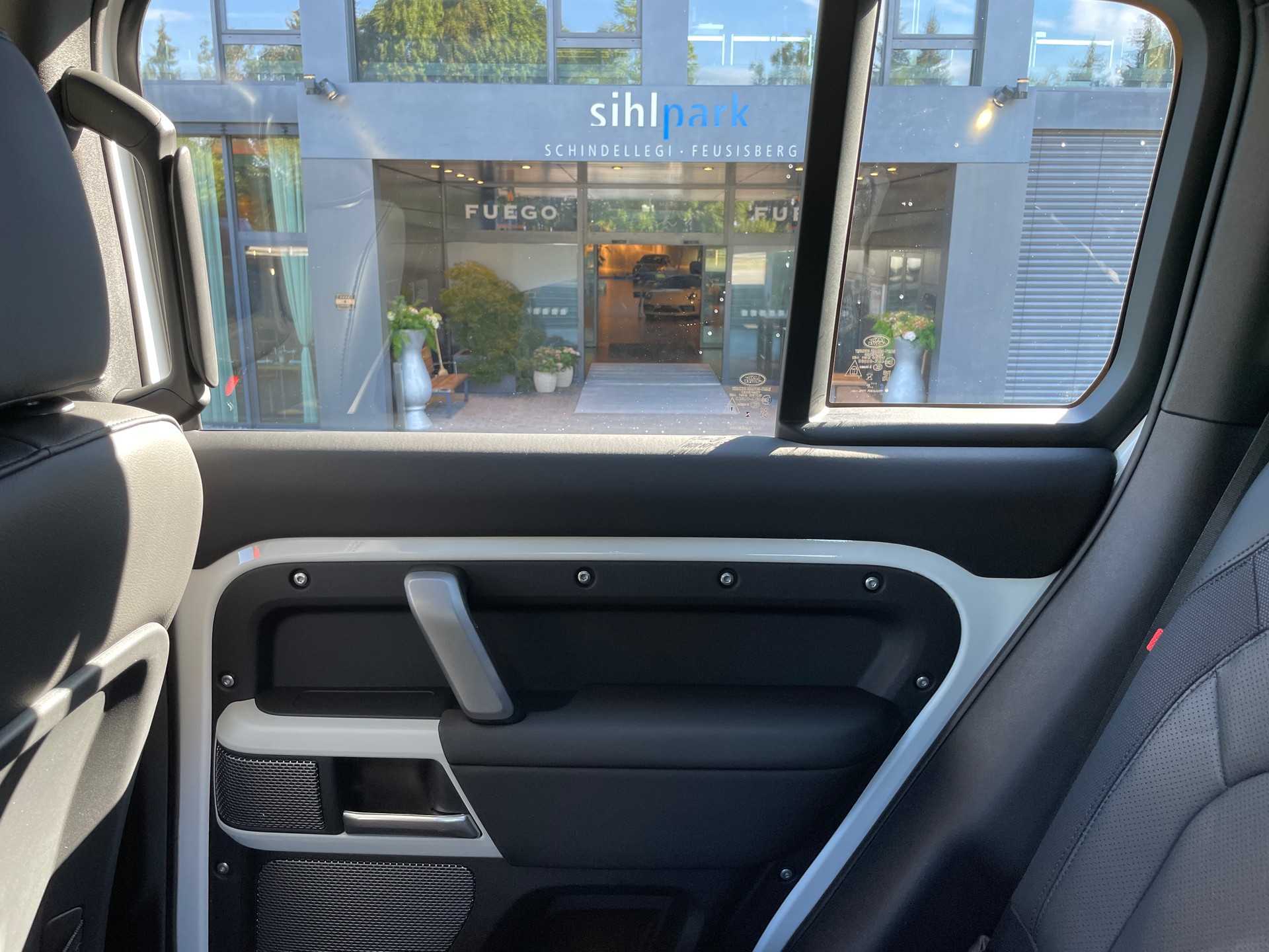 LAND ROVER Defender 110 P400 I6 X-Dynamic SE 3.0 AT8-image-18