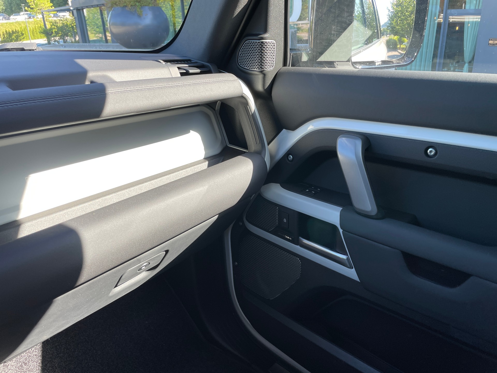 LAND ROVER Defender 110 P400 I6 X-Dynamic SE 3.0 AT8-image-25