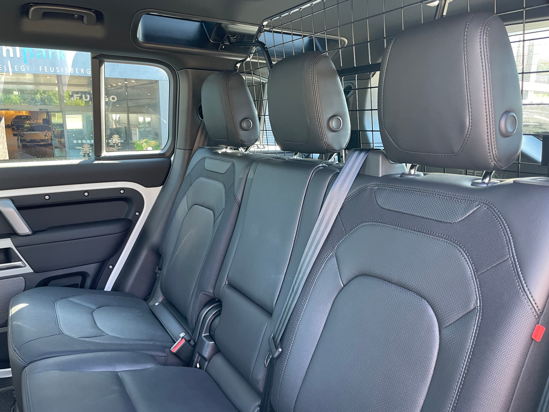 LAND ROVER Defender 110 P400 I6 X-Dynamic SE 3.0 AT8-image-17