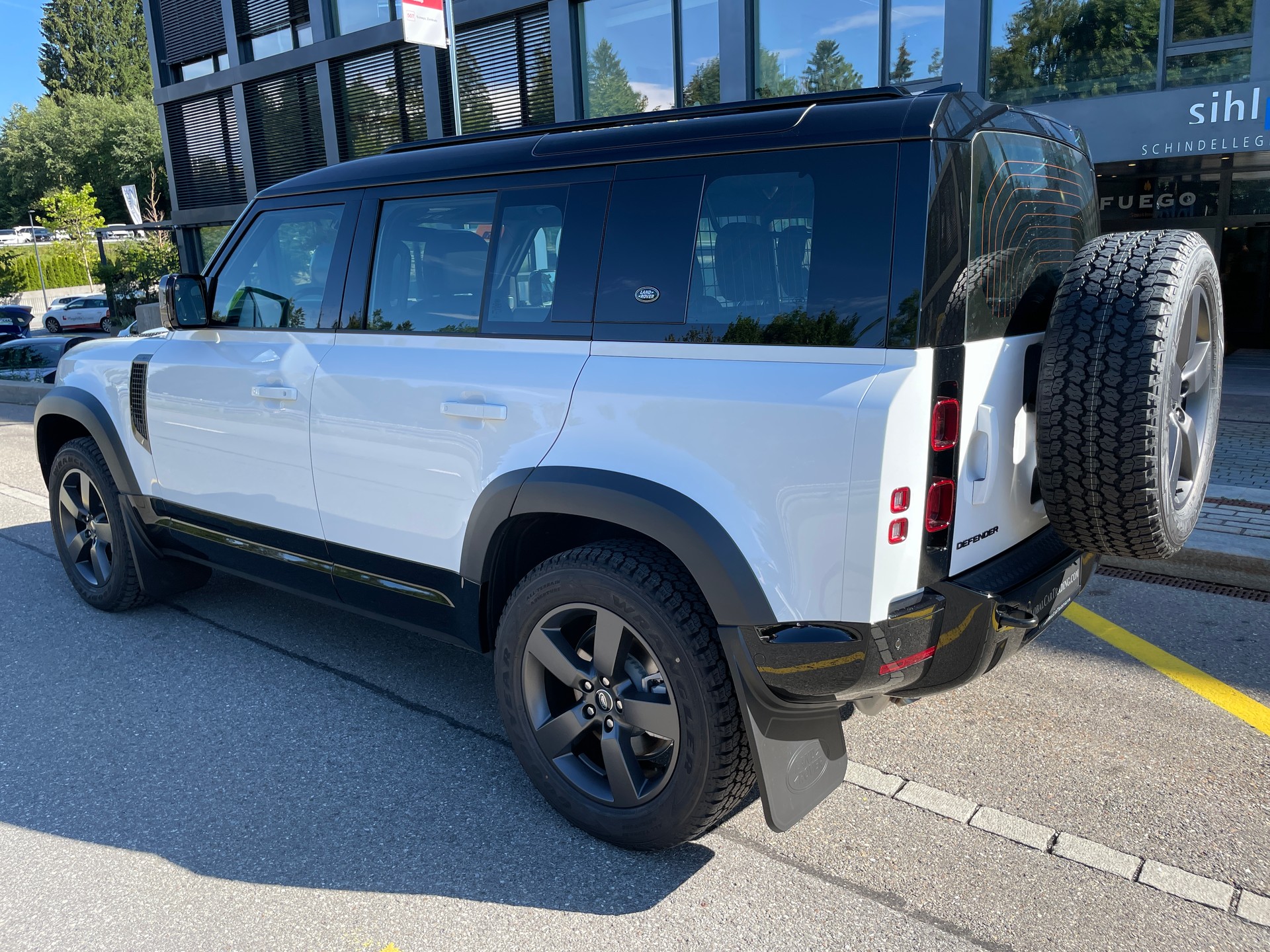 LAND ROVER Defender 110 P400 I6 X-Dynamic SE 3.0 AT8-image-11