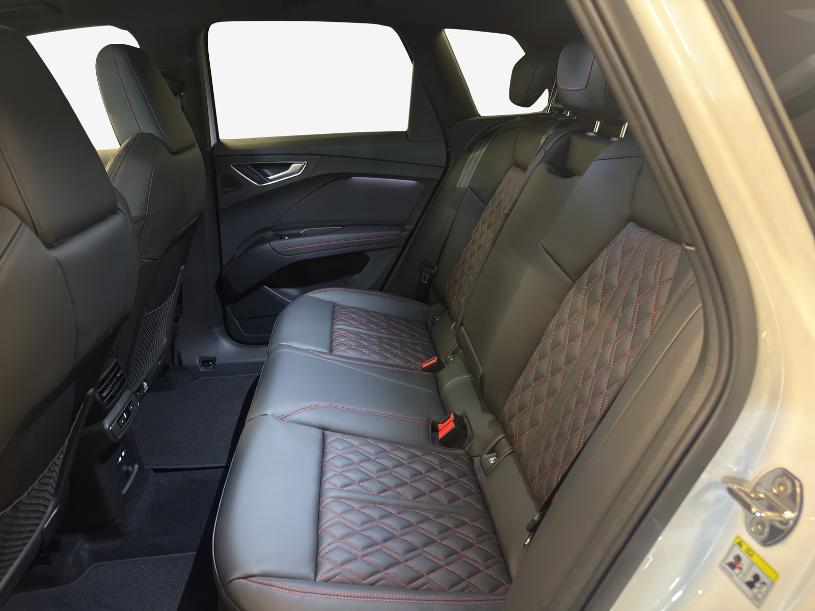 AUDI Q4 e-tron 45 Edition Swiss Ski quattro-image-10