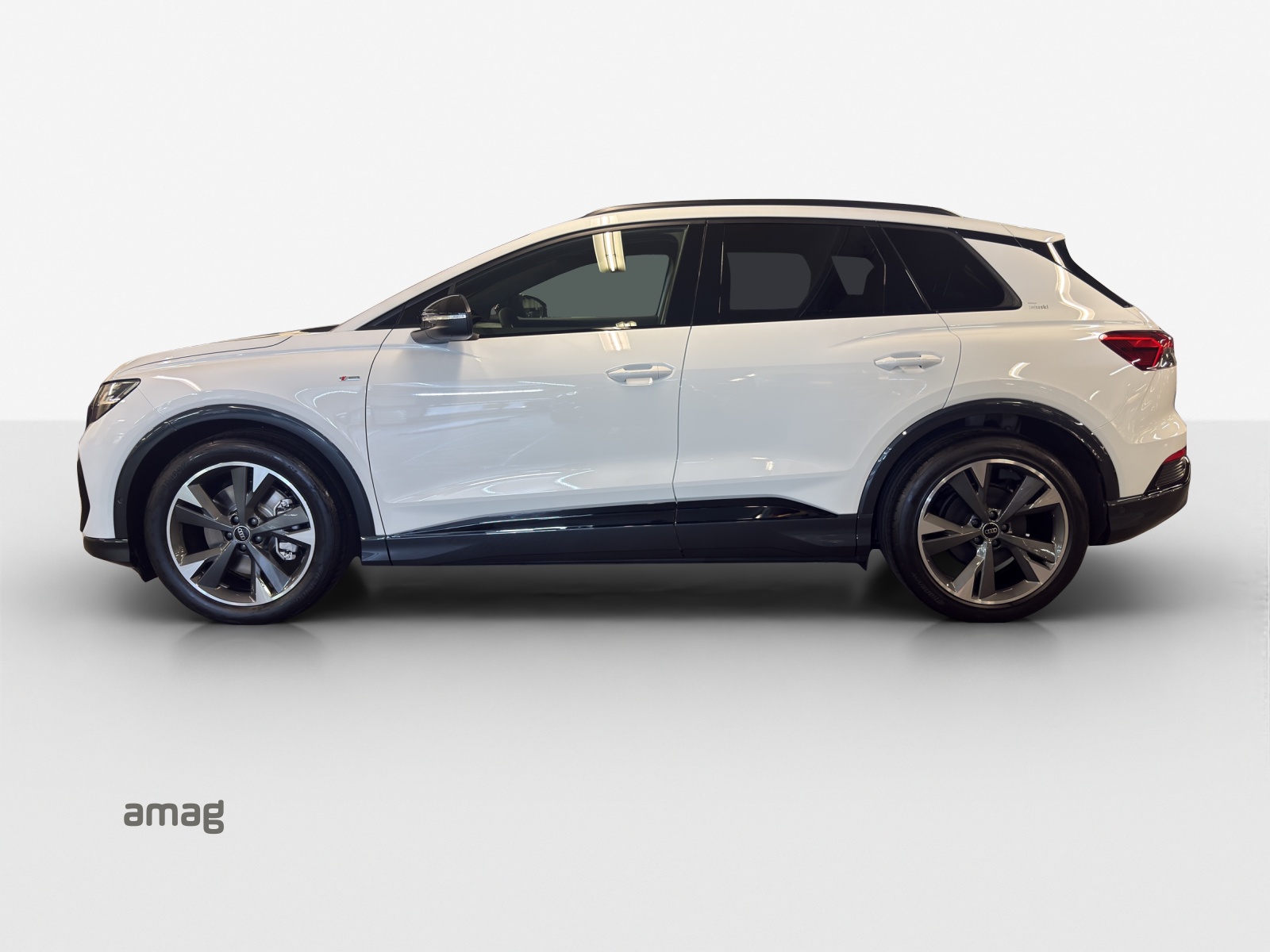 AUDI Q4 e-tron 45 Edition Swiss Ski quattro-showroom-element-1