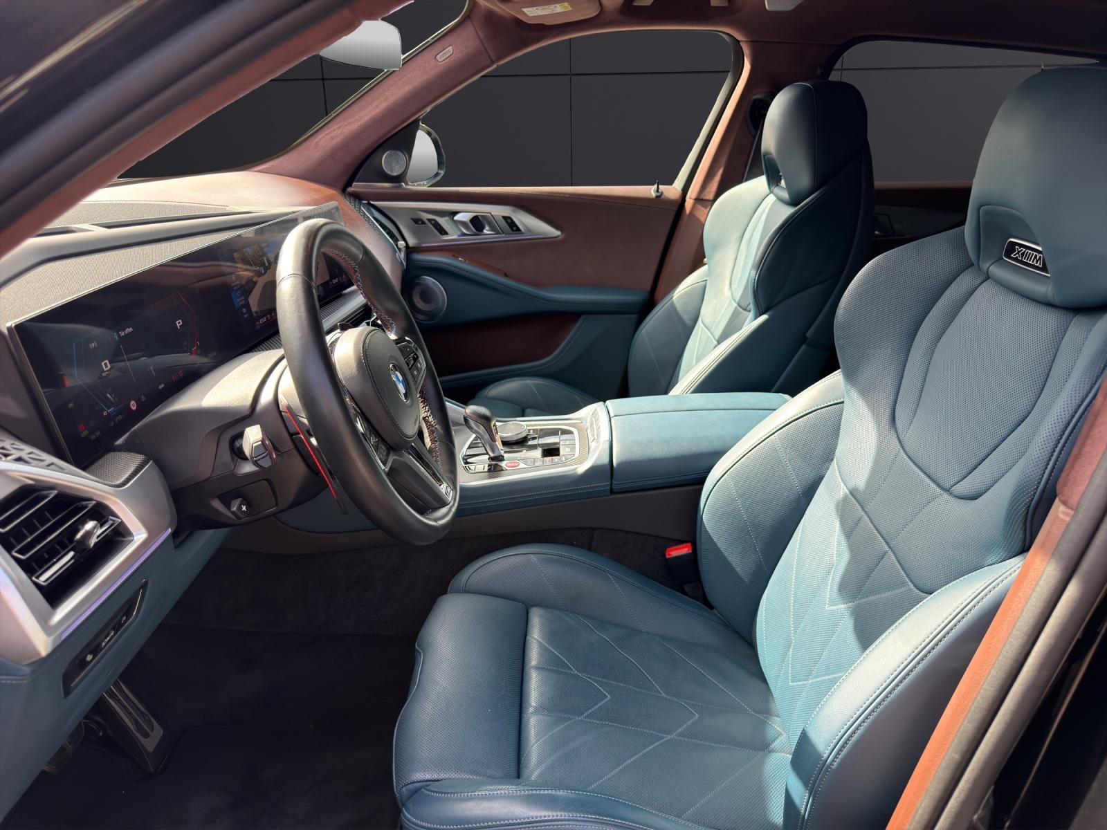 BMW XM Plug-in Hybrid-showroom-element-1