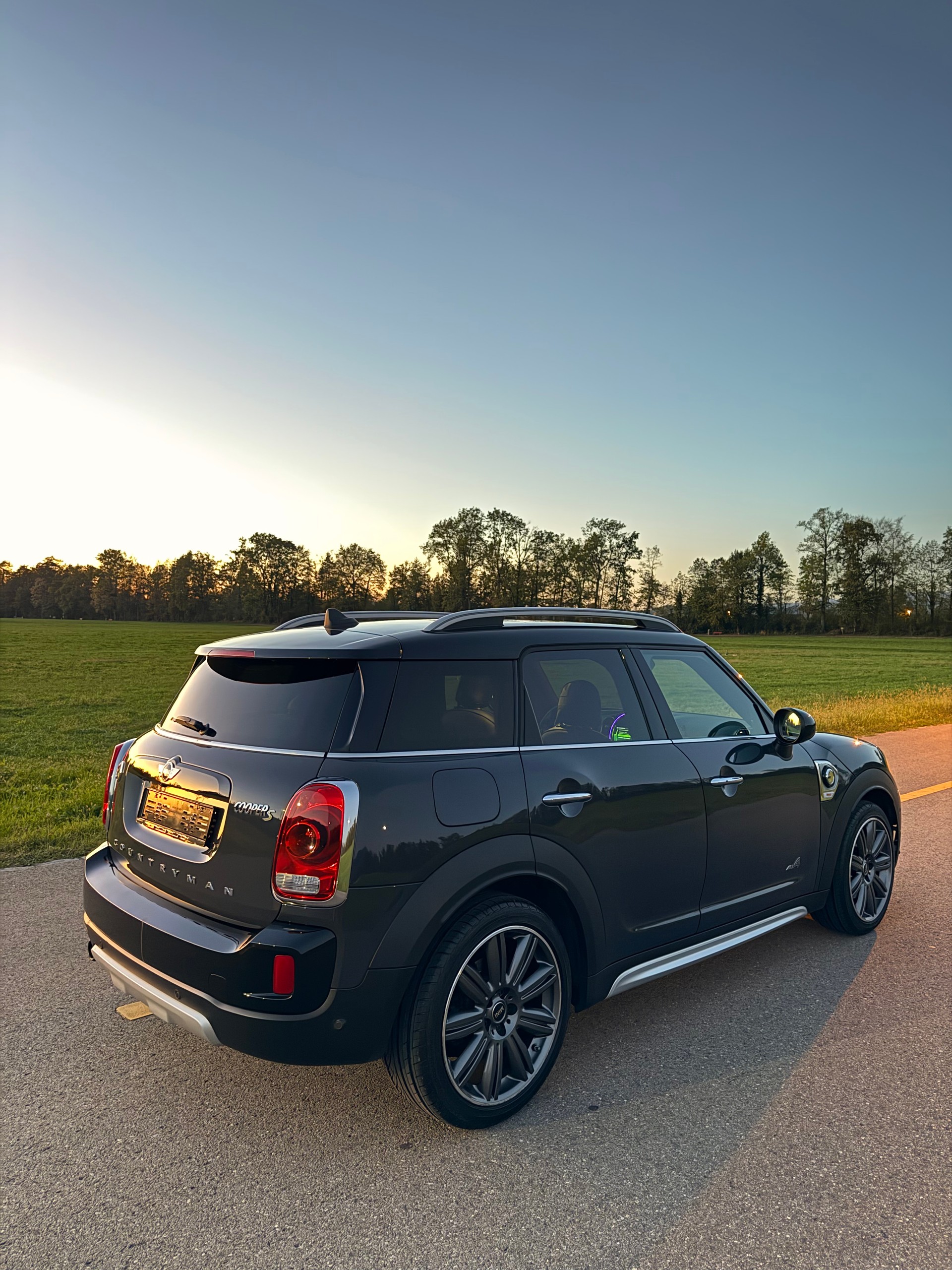 MINI 1.5i Cooper S E ALL4-image-5