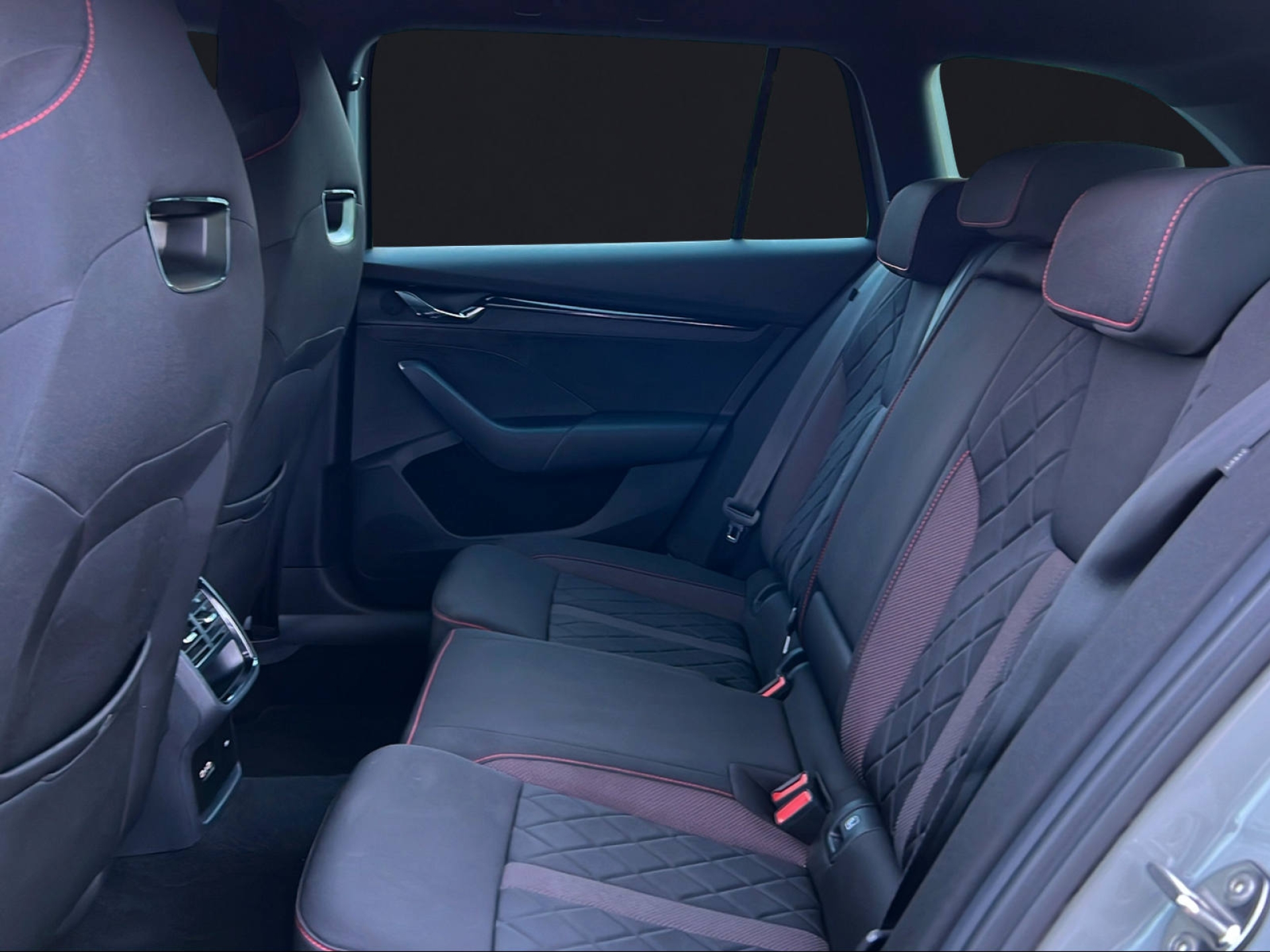 SKODA Octavia Combi 2.0 TSI RS DSG-image-11