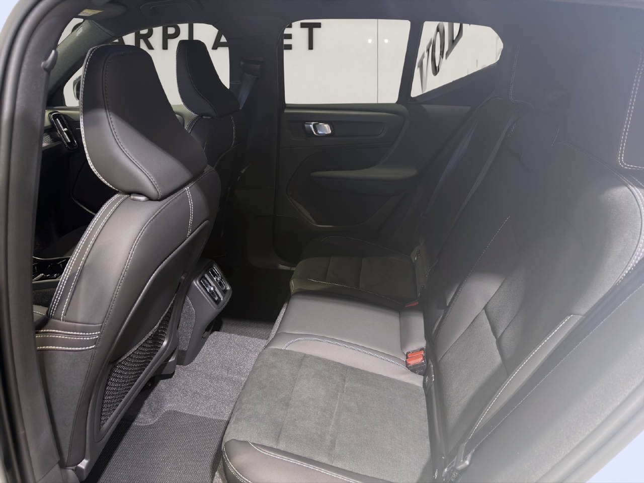 VOLVO XC40 2.0 B3 MH Plus Dark-image-6