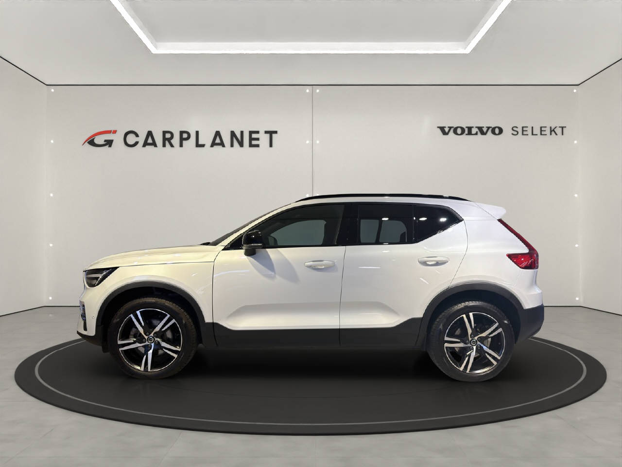 VOLVO XC40 2.0 B3 MH Plus Dark-showroom-element-2