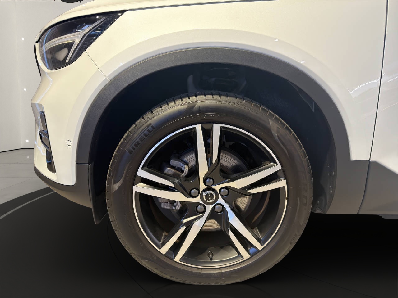 VOLVO XC40 2.0 B3 MH Plus Dark-image-13