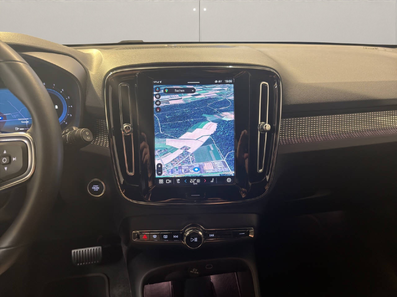 VOLVO XC40 2.0 B3 MH Plus Dark-image-10